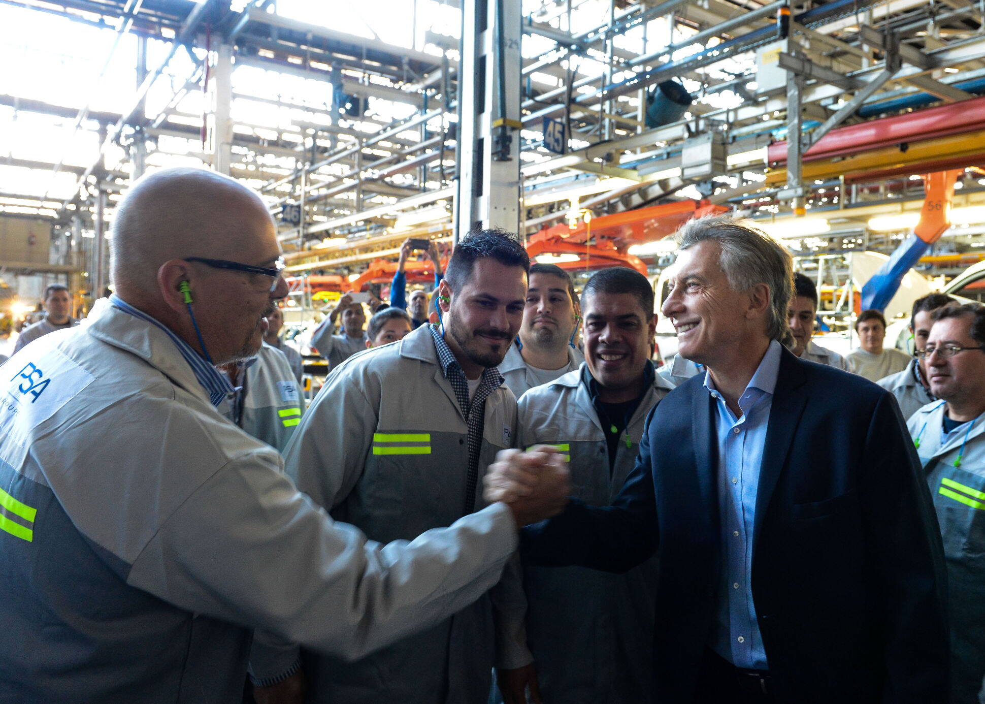 El Presidente encabezó la reinauguración de la planta de PSA-Peugeot en El Palomar