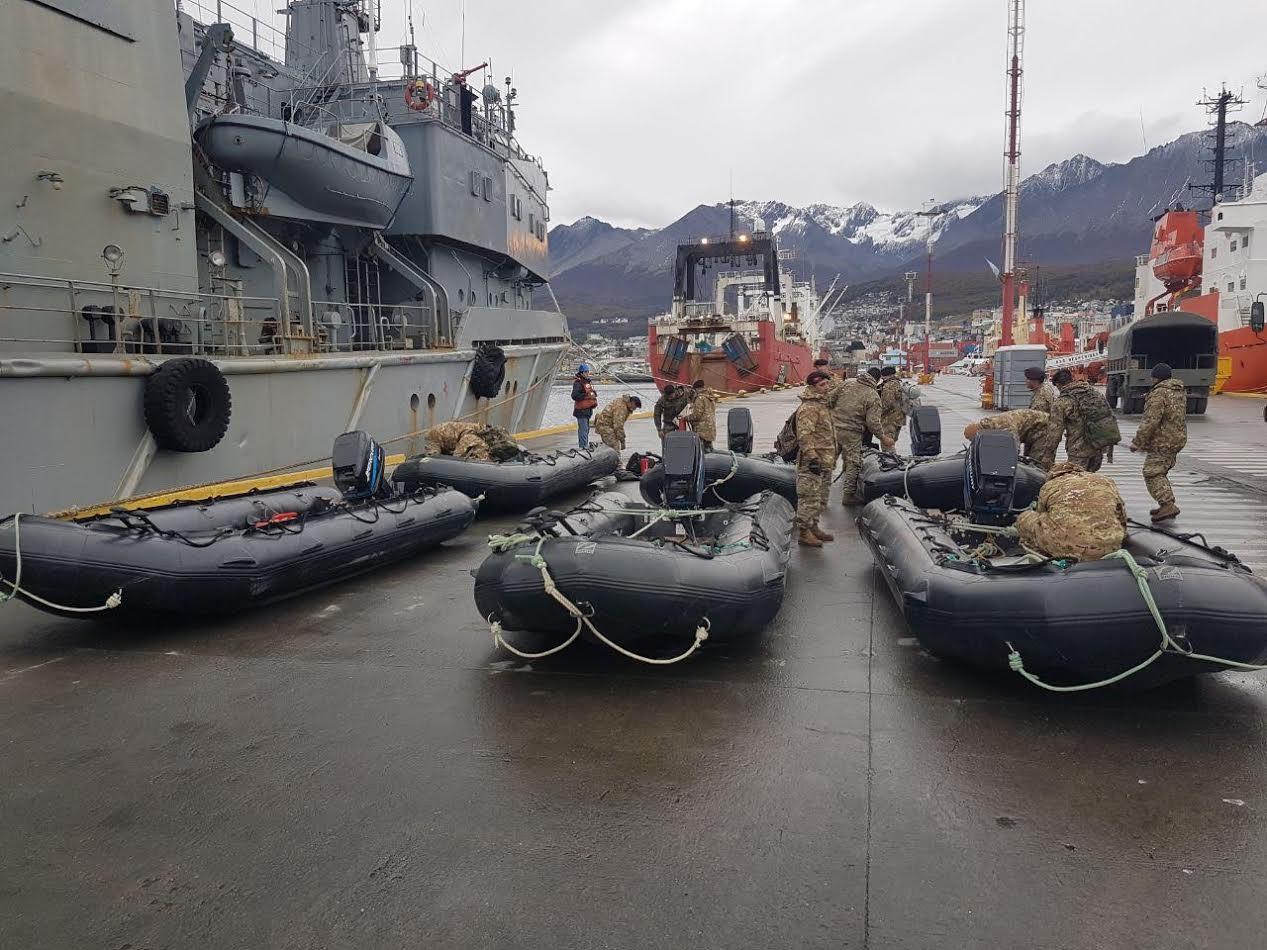 El buque Islas Malvinas también brinda asistencia en Comodoro Rivadavia