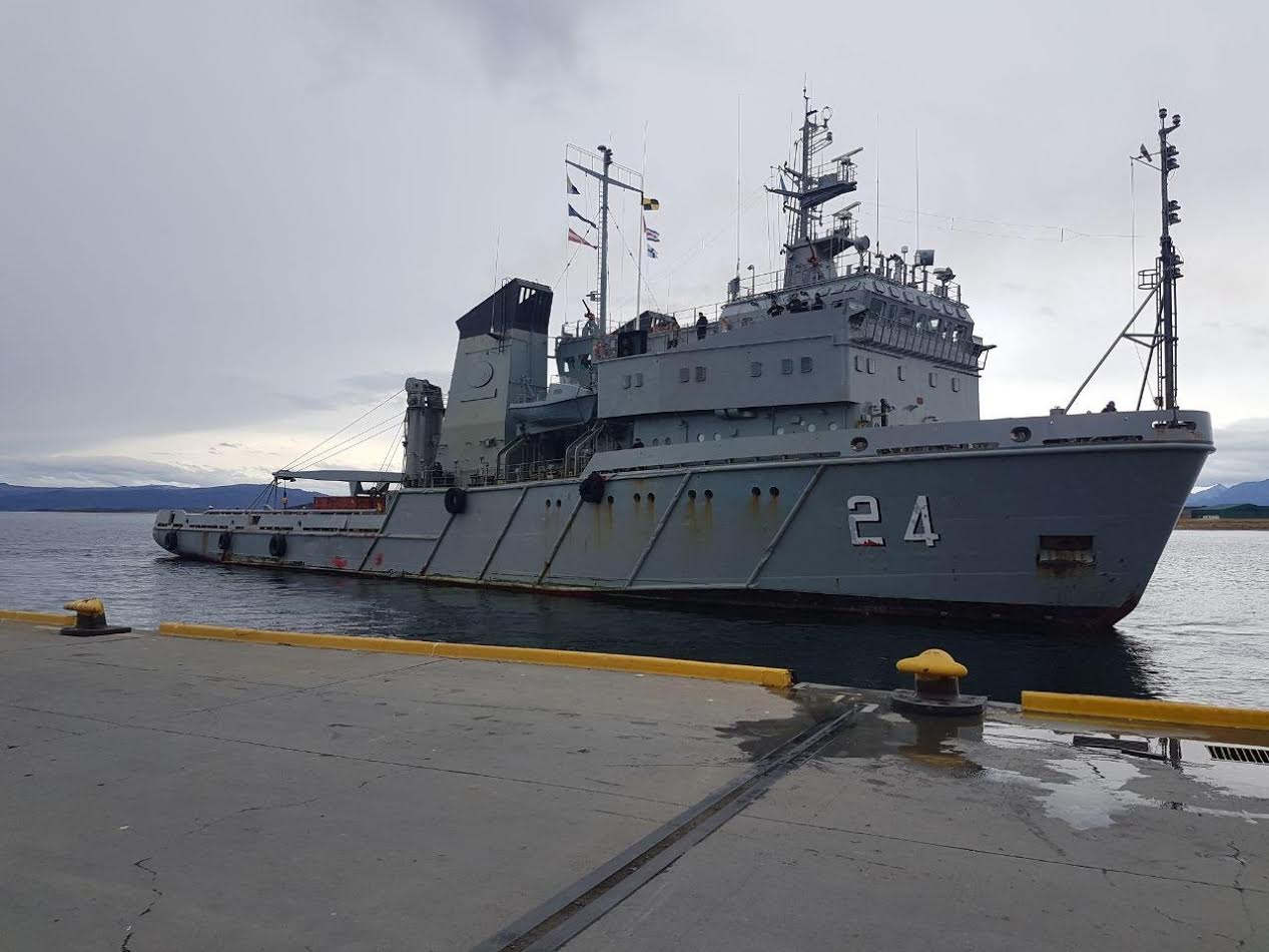 El buque Islas Malvinas también brinda asistencia en Comodoro Rivadavia
