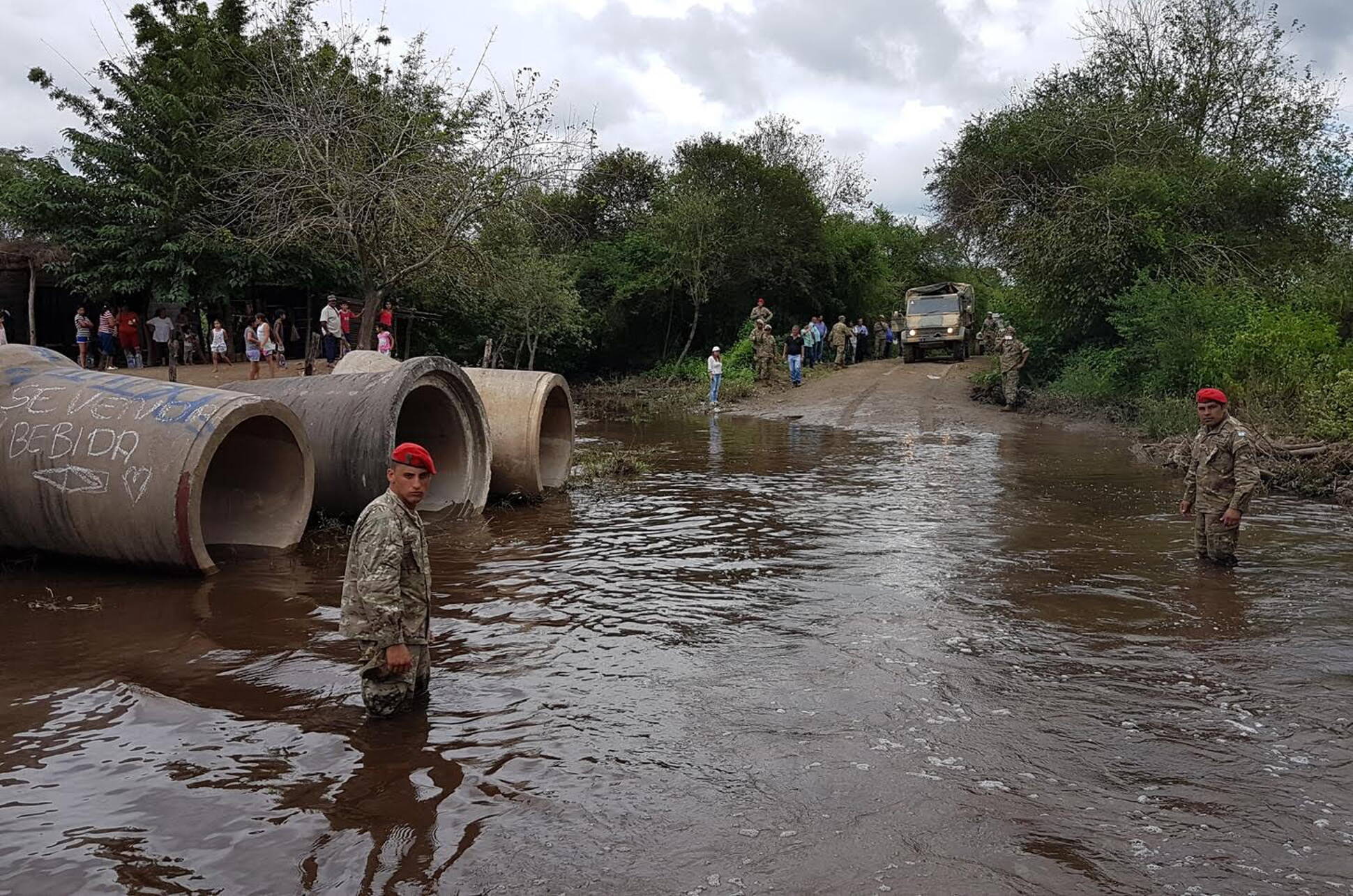 Martínez y Cano recorrieron zonas afectadas por las inundaciones en Tucumán