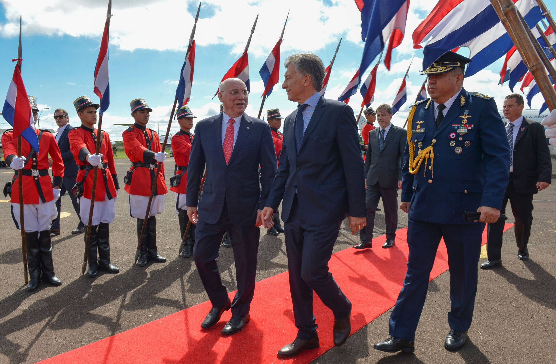 Los presidentes Macri y Cartes firmaron un acuerdo por Yacyretá