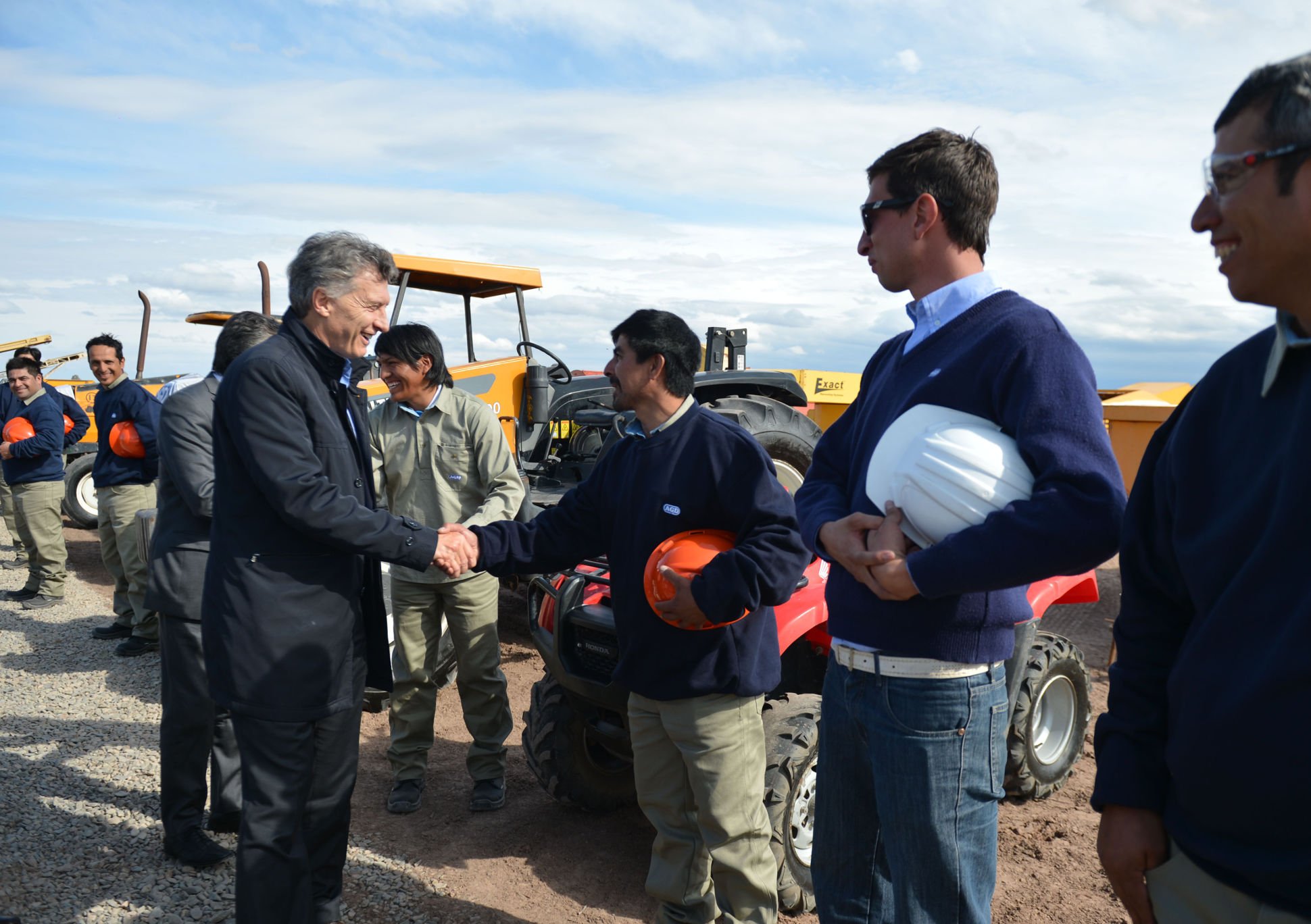 El Presidente recorrió una planta procesadora de almendras en Mendoza