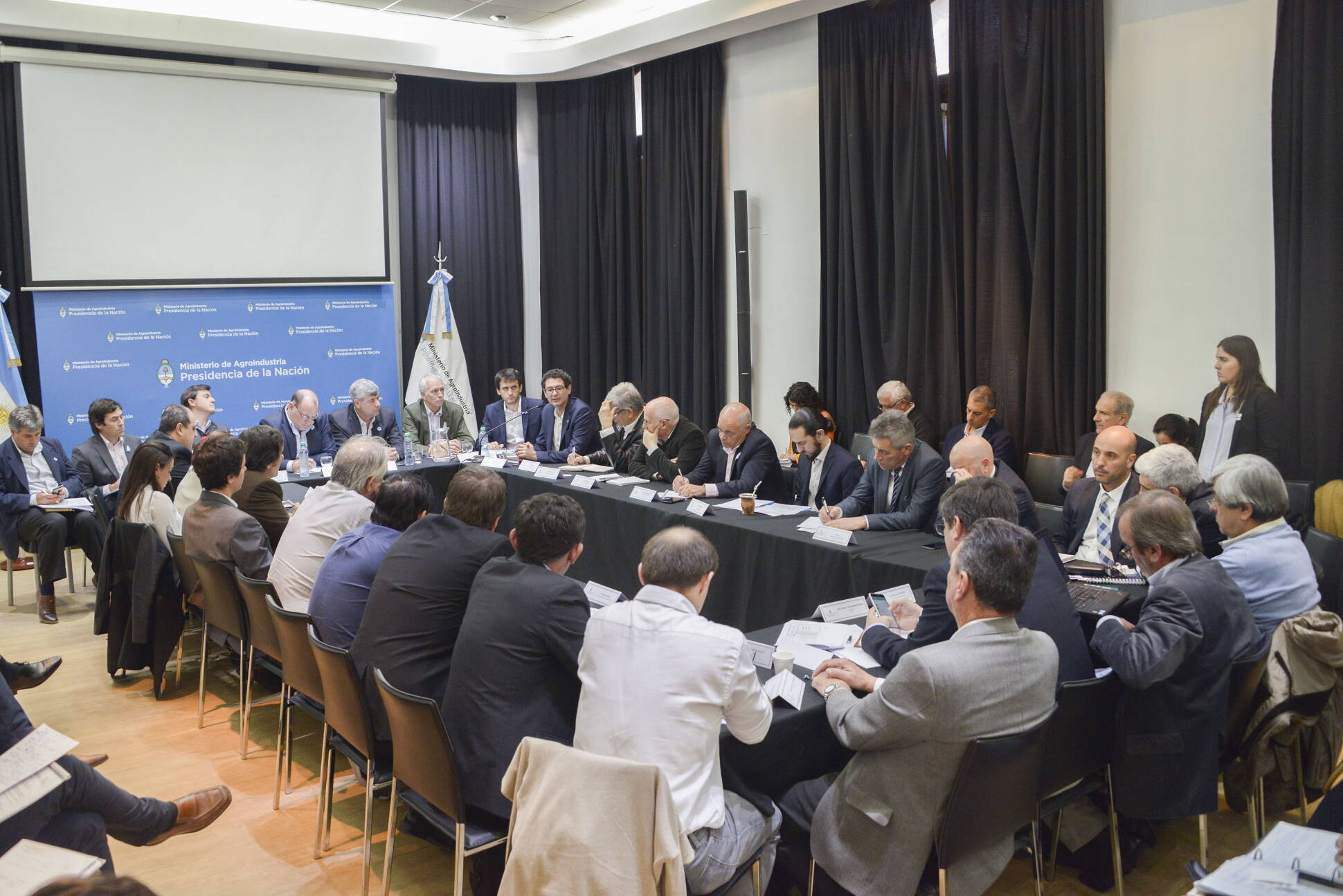 El Gobierno brinda apoyo financiero y logístico a productores frutícolas del Alto Valle