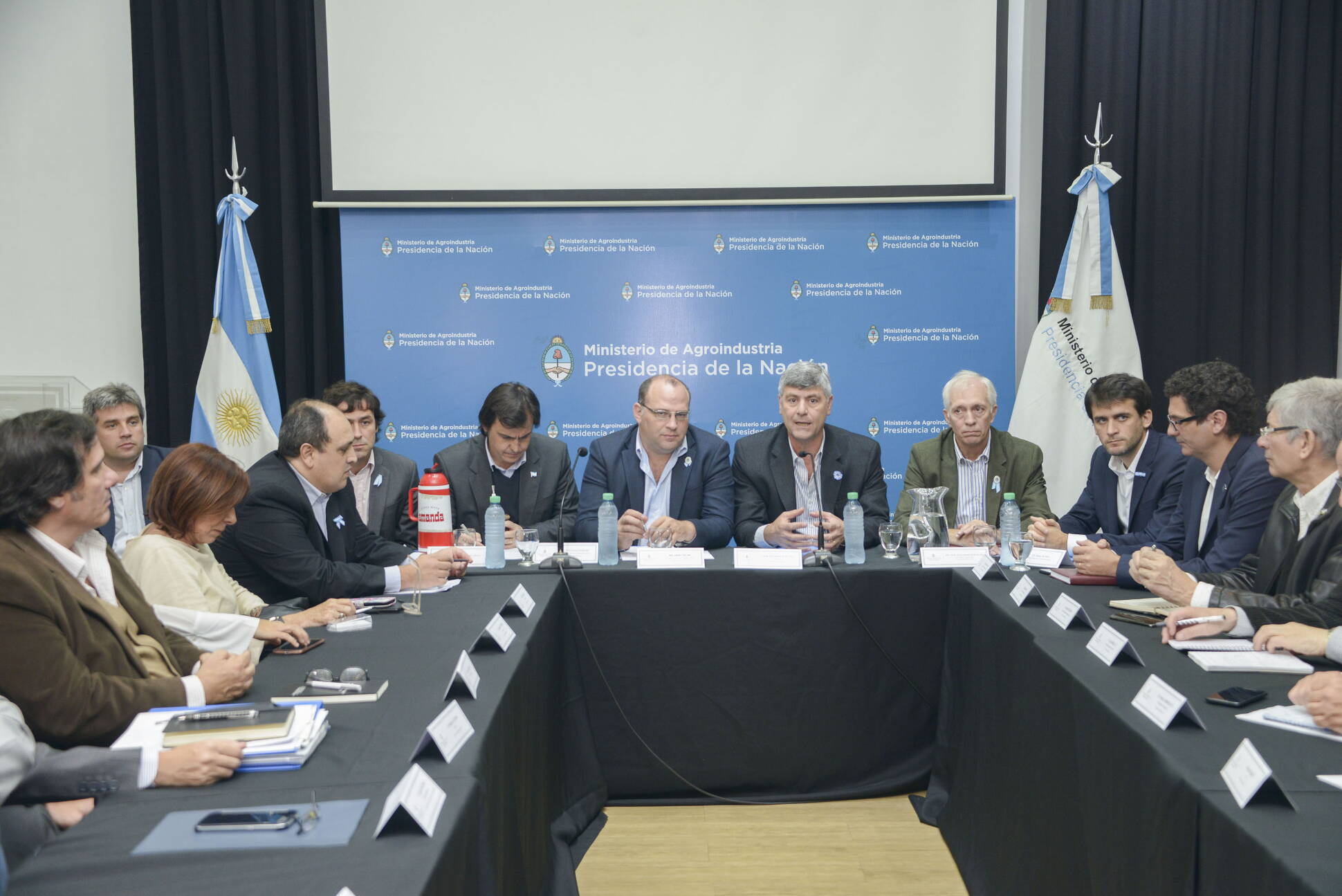 El Gobierno brinda apoyo financiero y logístico a productores frutícolas del Alto Valle