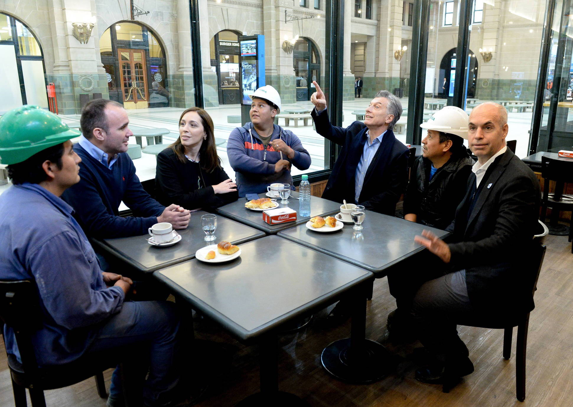 El Presidente recorrió la remodelada estación de trenes de Retiro