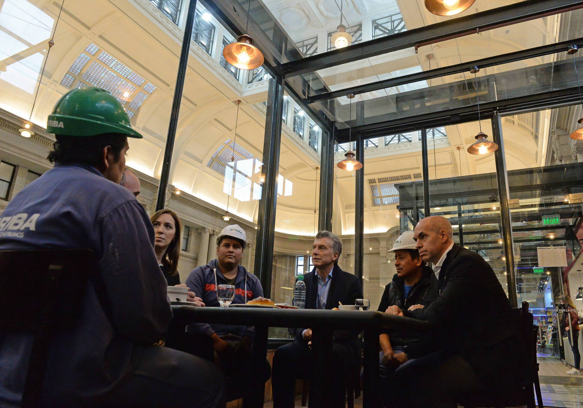 El Presidente recorrió la remodelada estación de trenes de Retiro