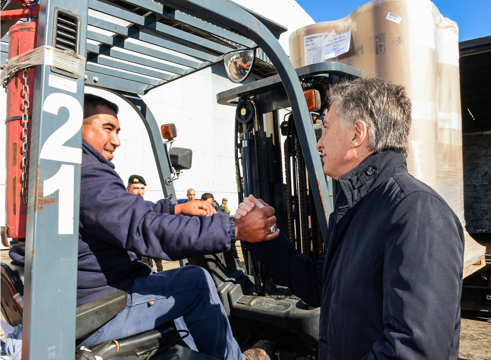 El Presidente recorrió un depósito de mercadería incautada que es repartida a población vulnerable