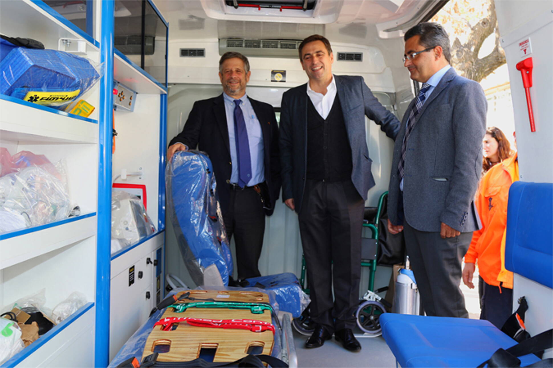 El Ministerio de Salud entregó una ambulancia y computadoras a la ciudad de Córdoba
