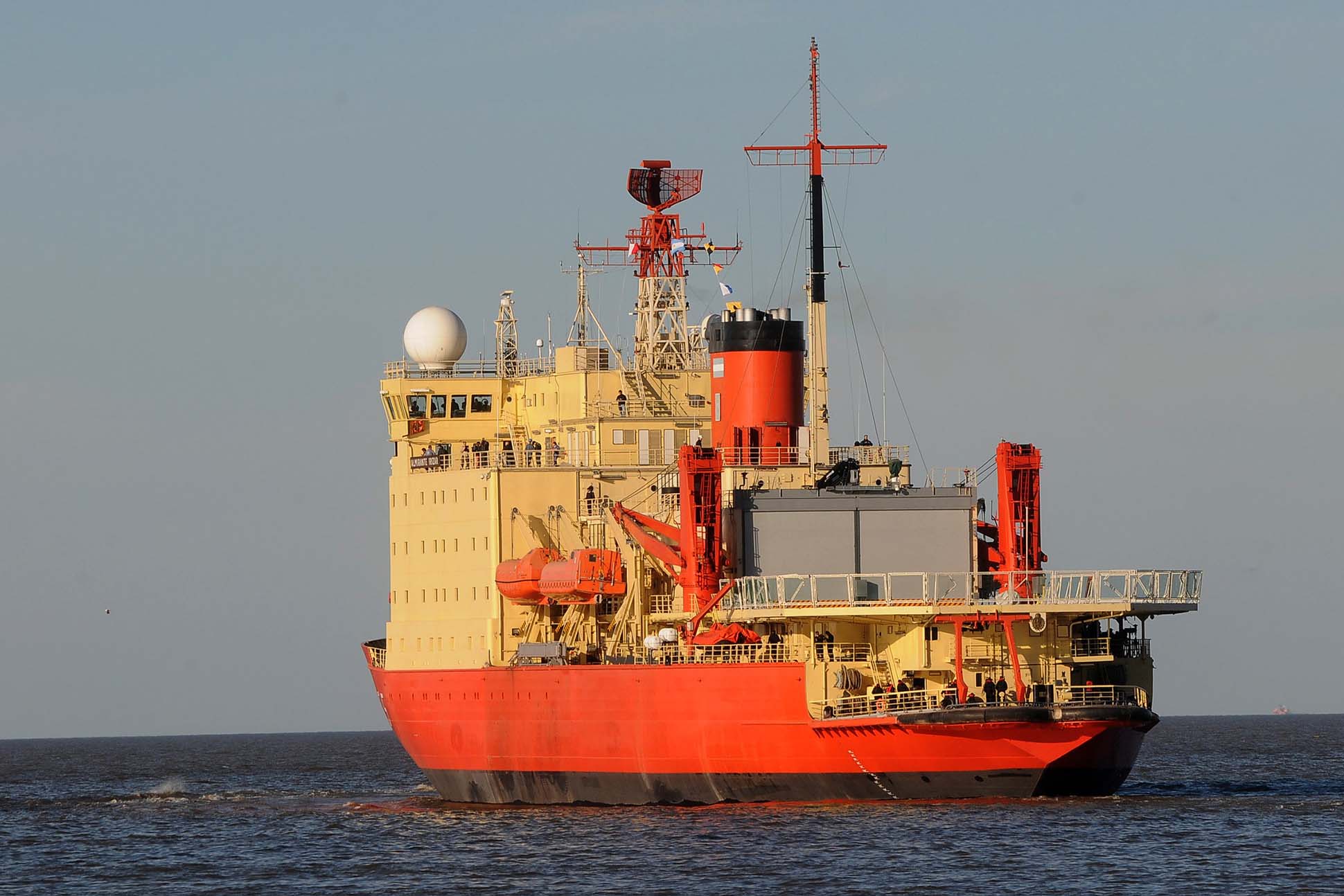 El rompehielos Almirante Irízar comenzó las pruebas de mar