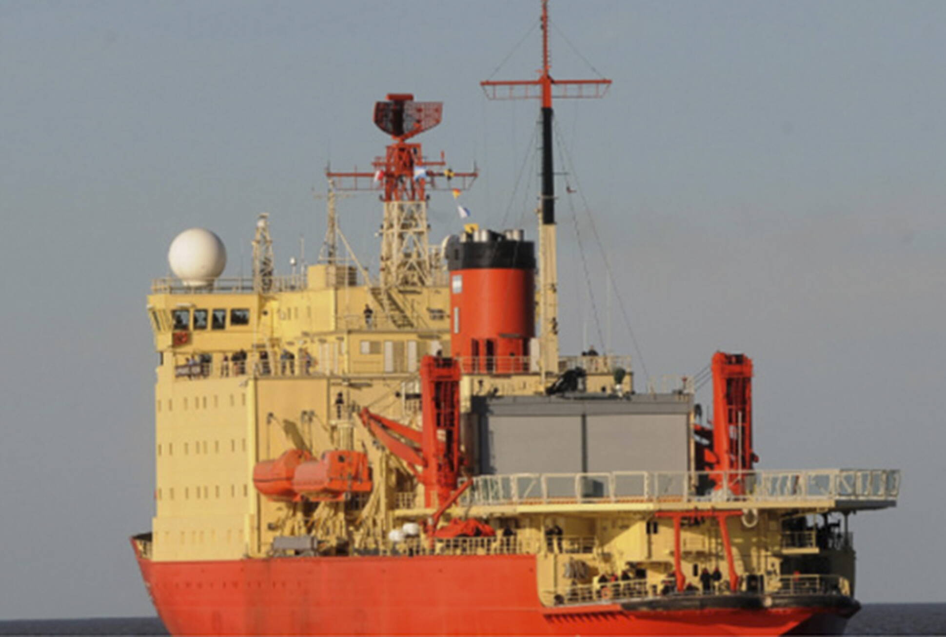 El Almirante Irízar llegó a Puerto Belgrano para completar su modernización