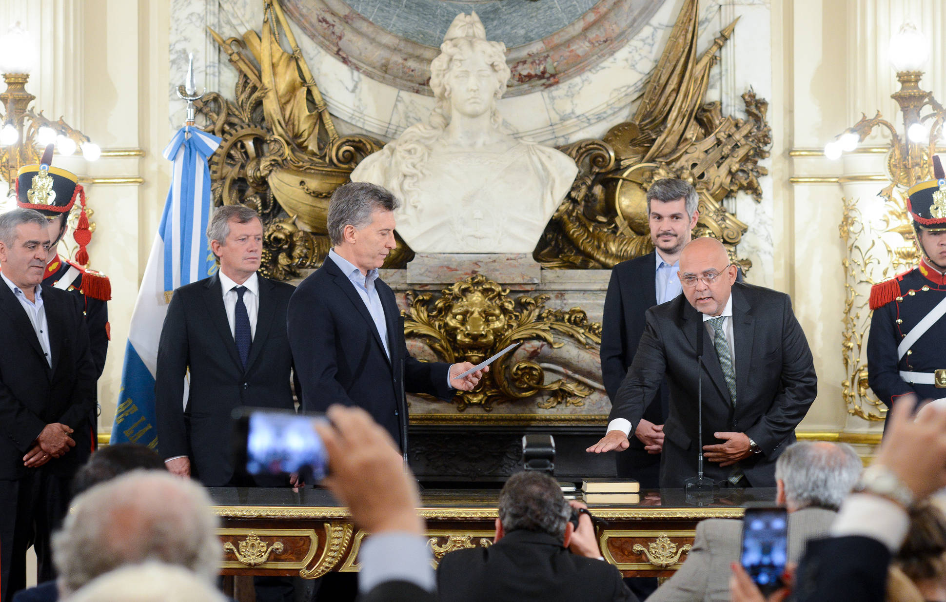 El Presidente tomó juramento al nuevo titular del Plan Belgrano