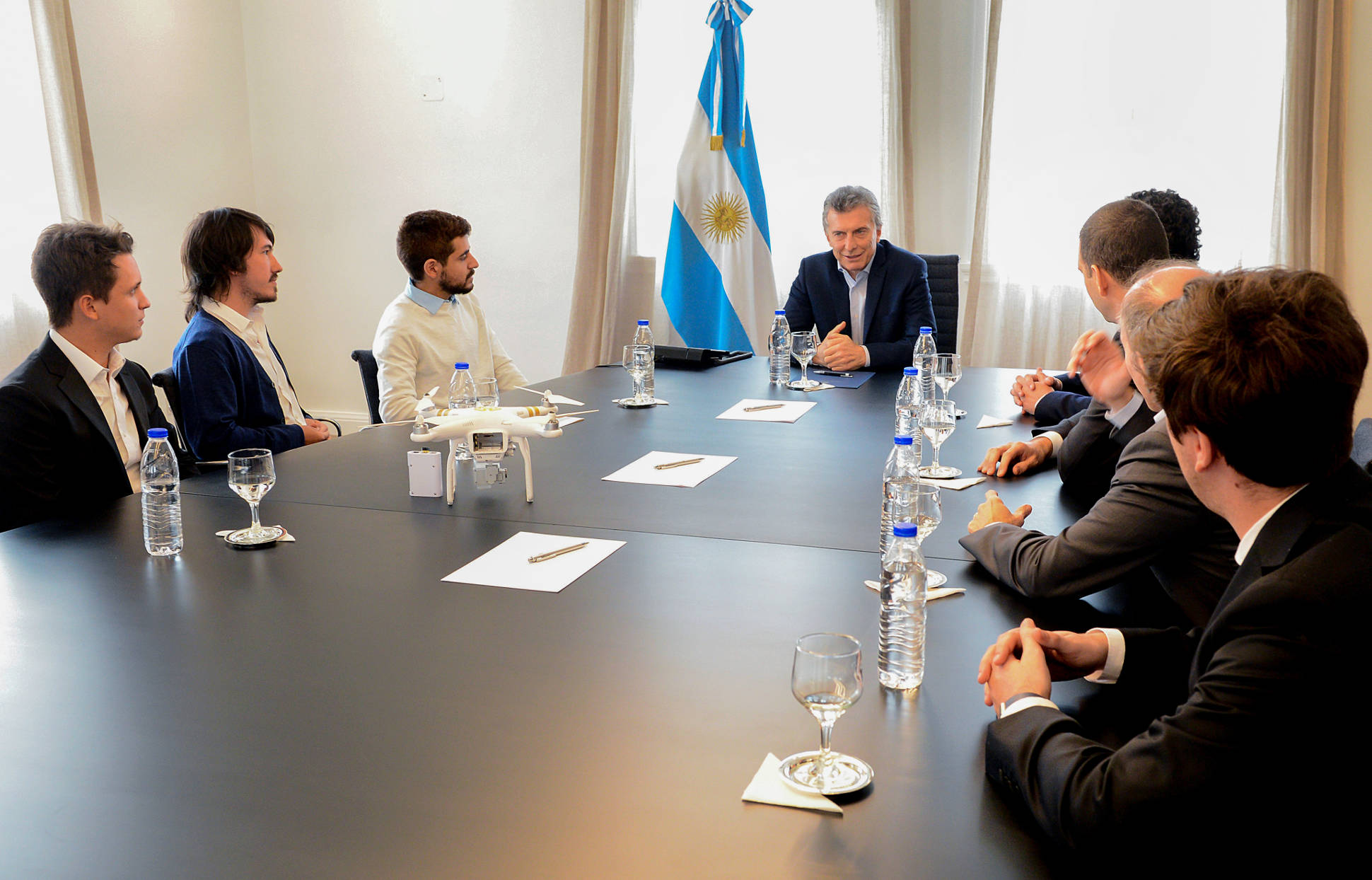 El Presidente se reunió con estudiantes que desarrollaron un programa de ayuda a rescatistas