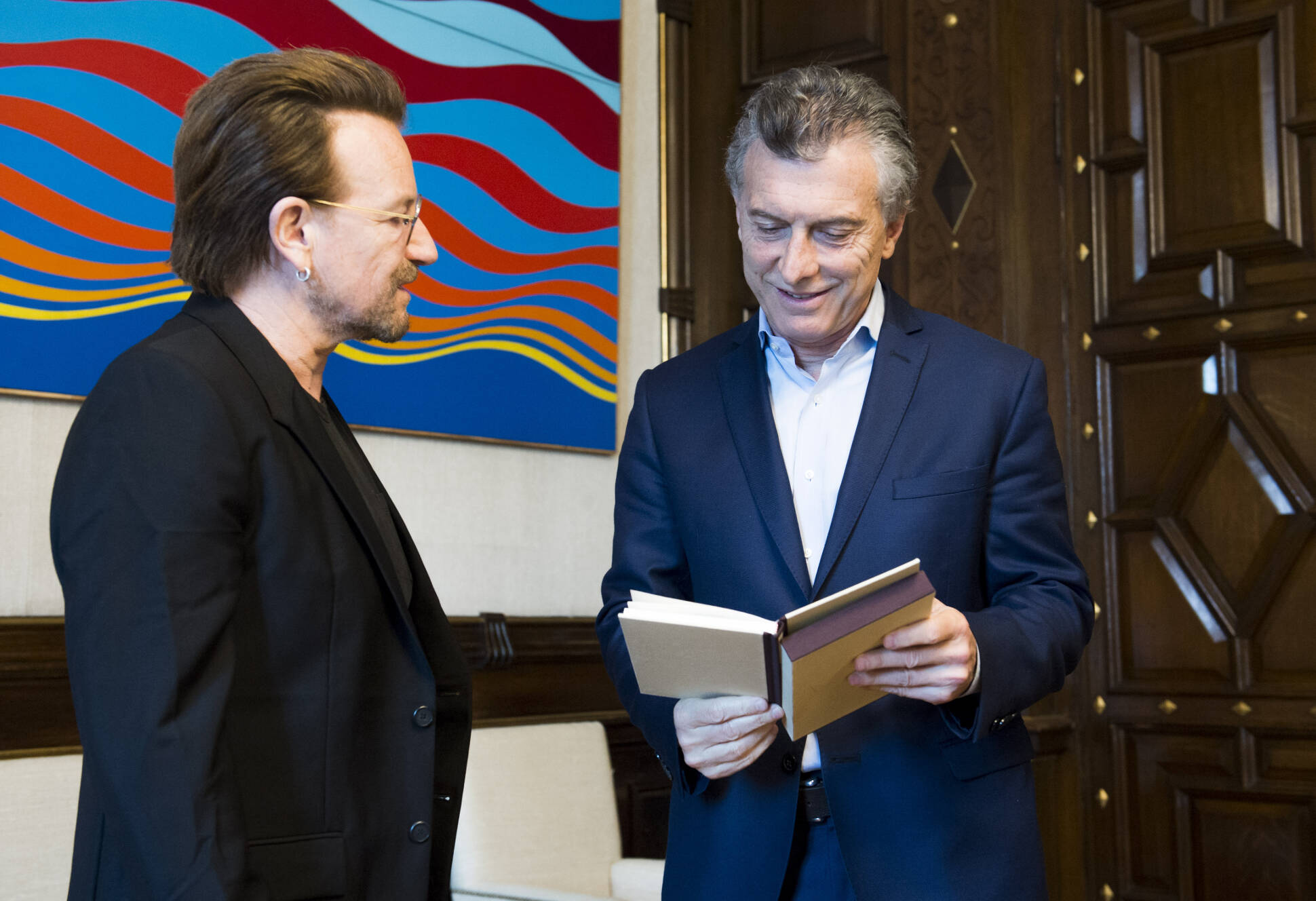 El Presidente recibió a Bono, el líder de la banda U2