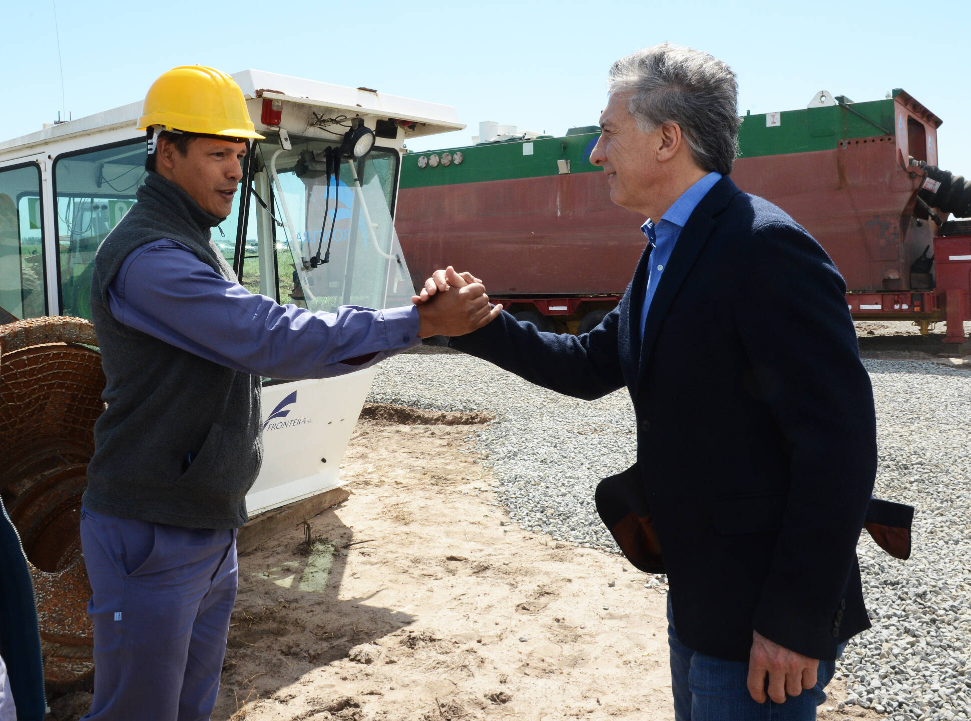 El Presidente supervisó el inicio de las obras de dragado en el río Salado
