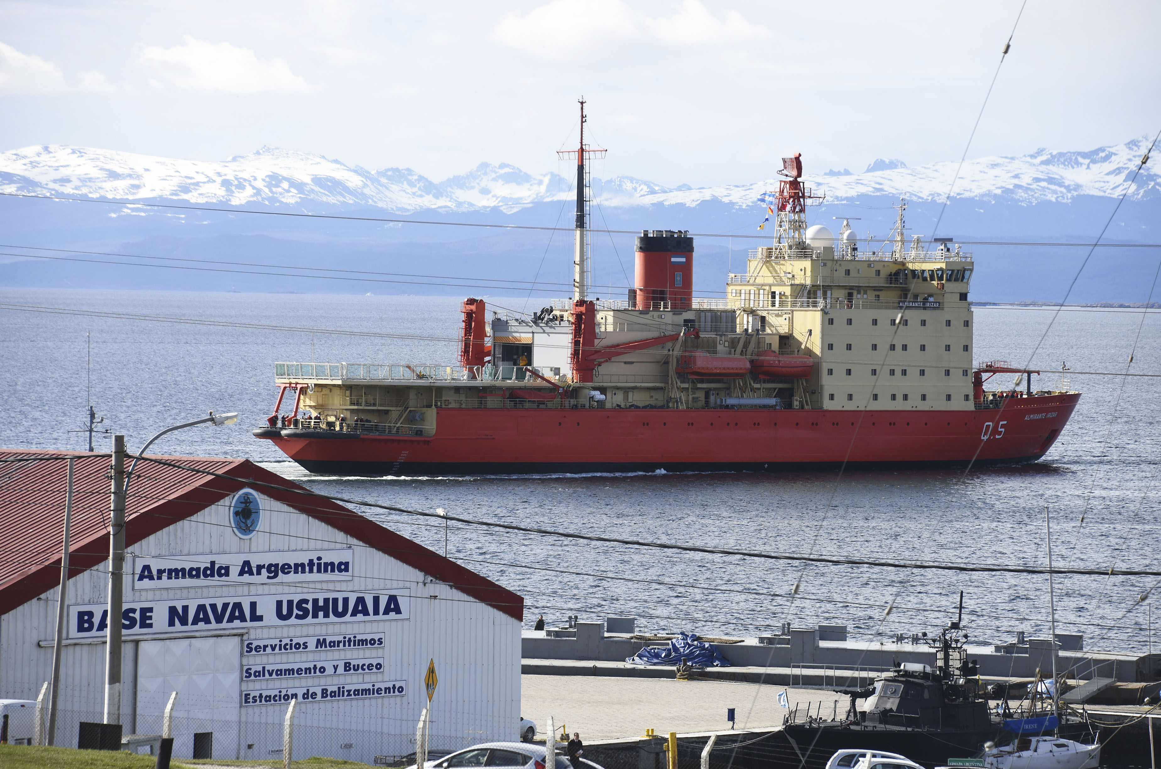 El Almirante Irízar inició las pruebas de navegación en hielos antárticos
