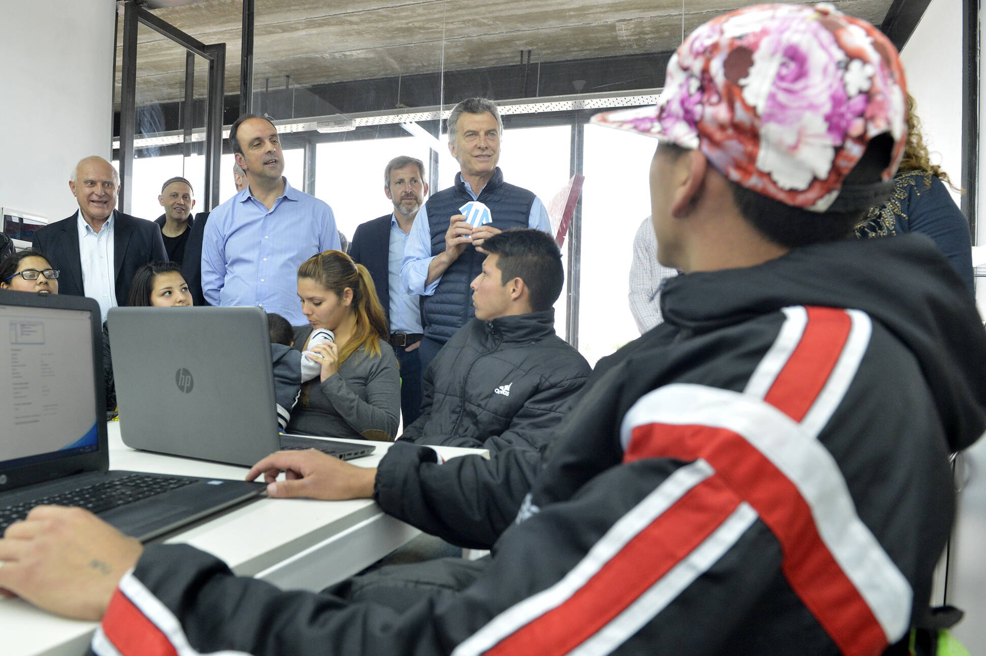 El Presidente dialogó con jóvenes santafesinos en un centro de formación y capacitación profesional