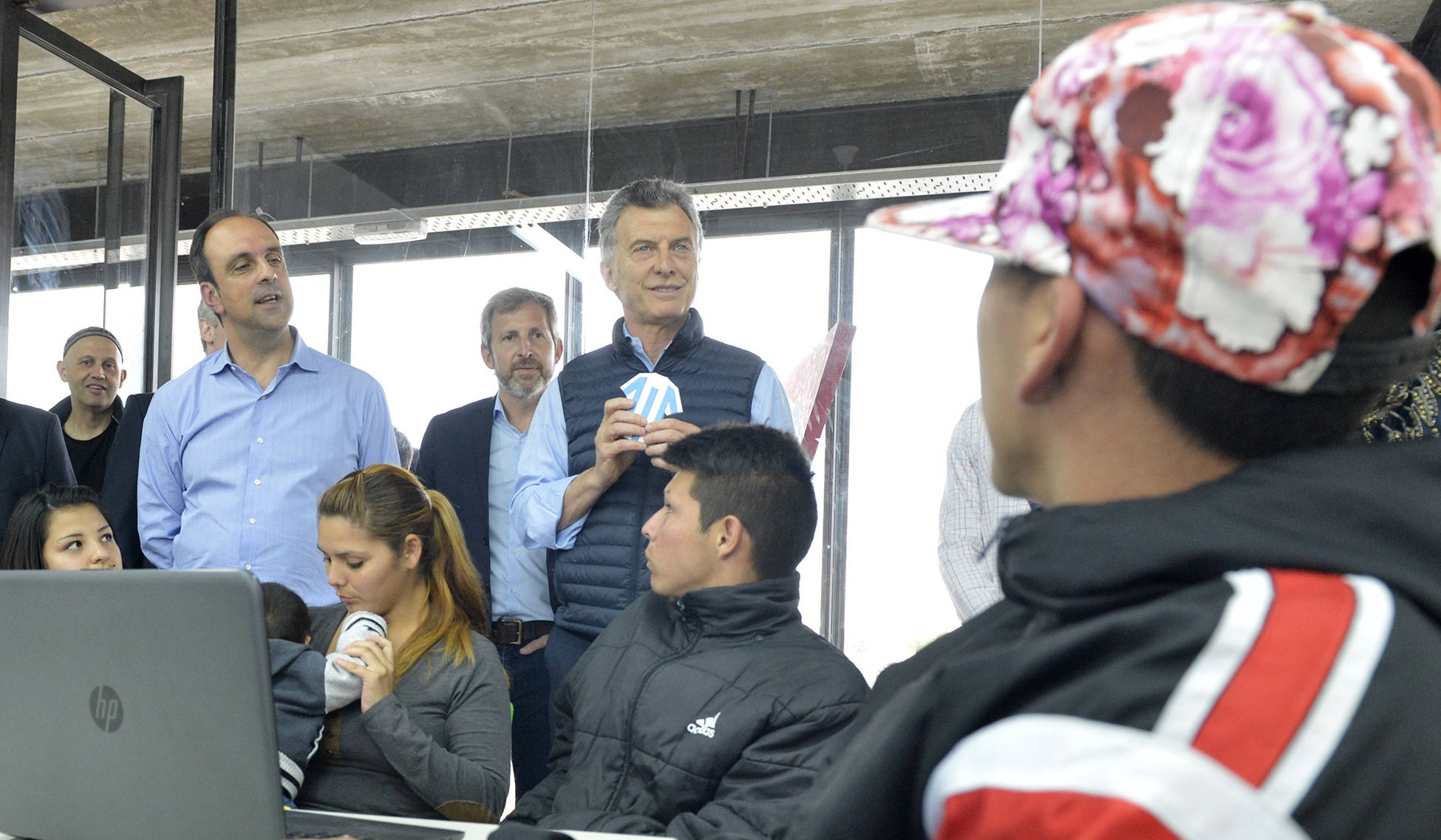 El Presidente dialogó con jóvenes santafesinos en un centro de formación y capacitación profesional