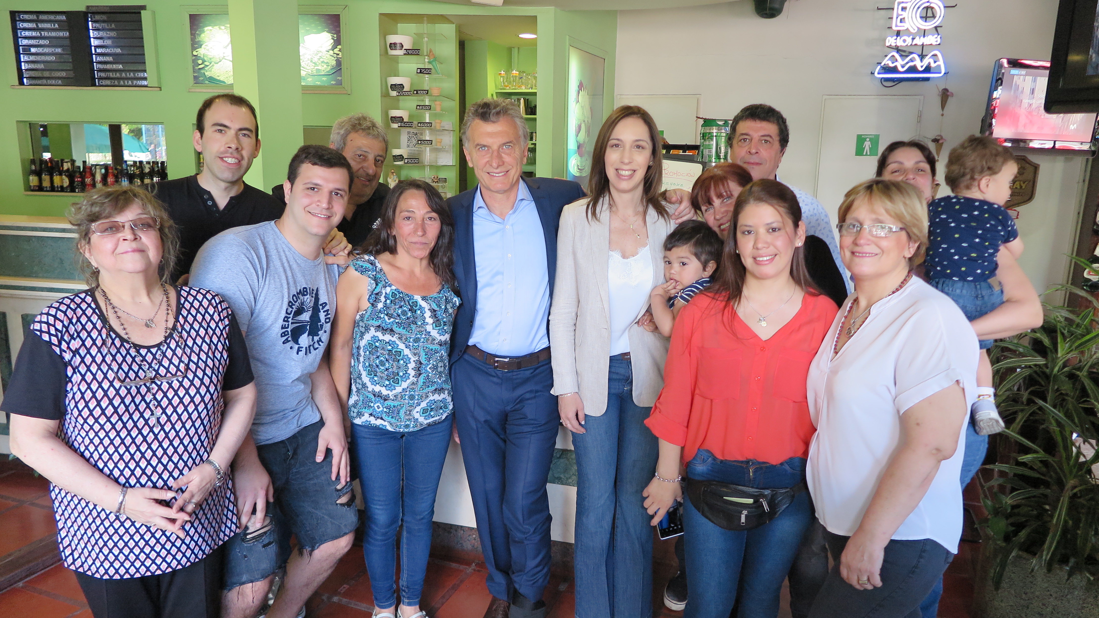 El Presidente visitó obras y a vecinos de Lanús junto a la gobernadora bonaerense