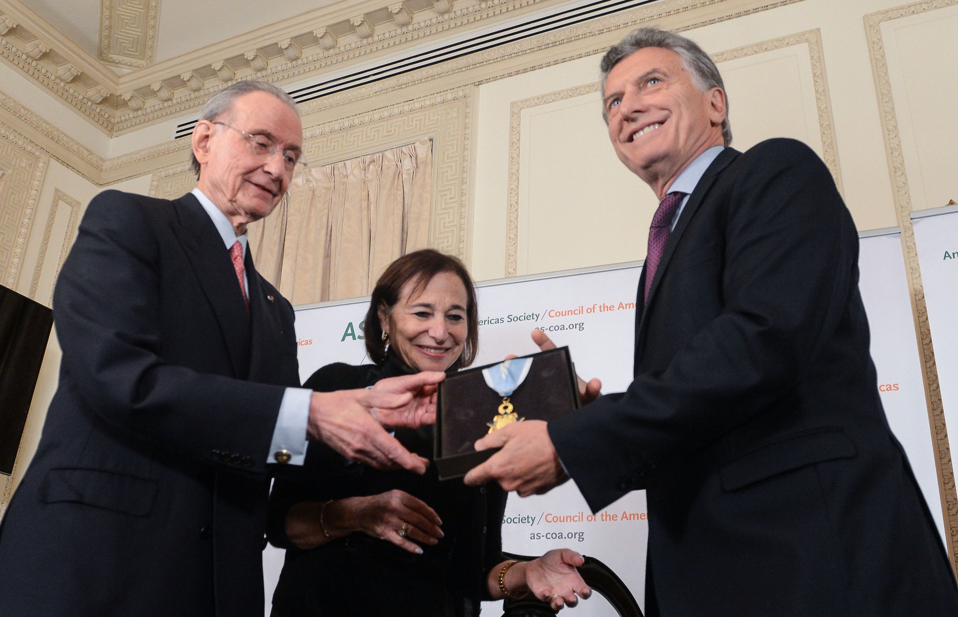 Macri recibió la máxima condecoración del Americas Society por su “liderazgo transformador”