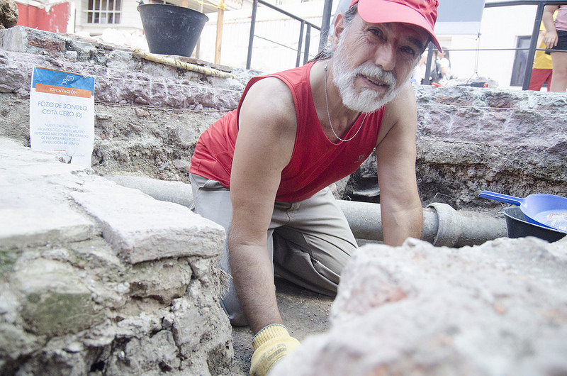 Comenzaron excavaciones en búsqueda del antiguo Cabildo del siglo XVIII