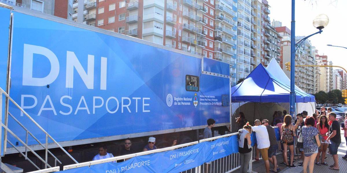 Renaper instaló puestos móviles en diferentes puntos turísticos para tramitar el DNI y el pasaporte