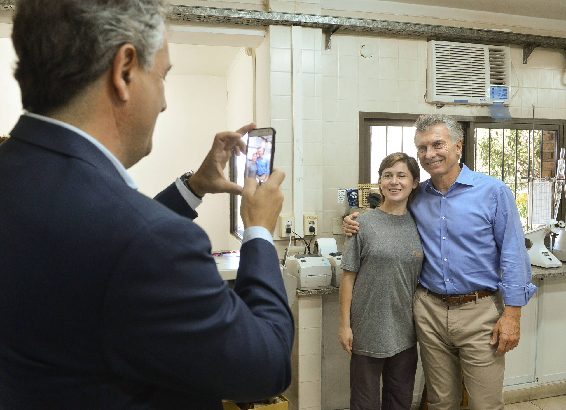 El Presidente visitó en Concordia una PyME familiar que elabora jugos cítricos 