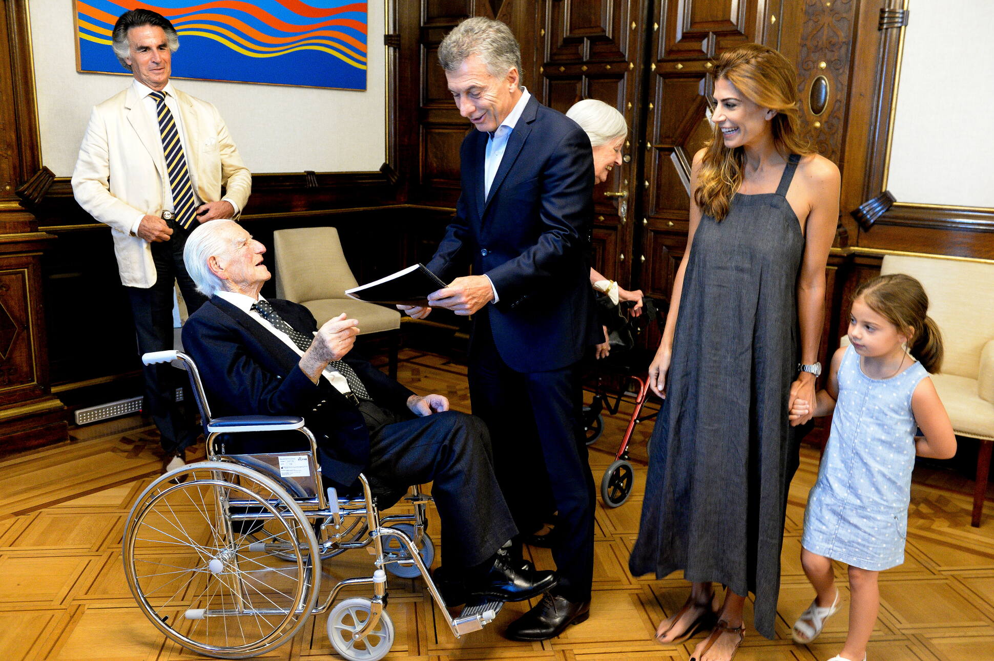 El Presidente celebró su cumpleaños en Casa Rosada con un jubilado de 100 años