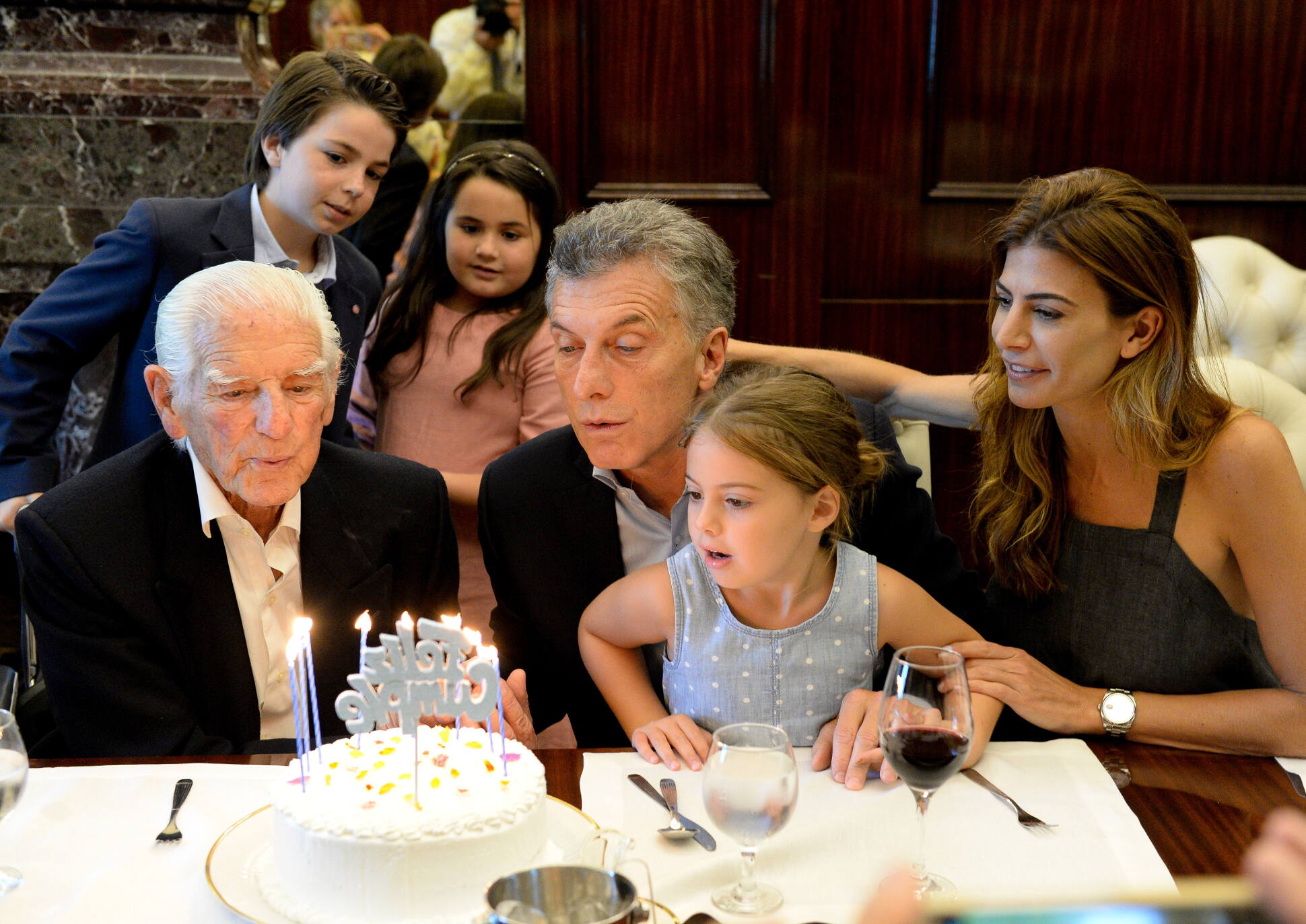El Presidente celebró su cumpleaños en Casa Rosada con un jubilado de 100 años