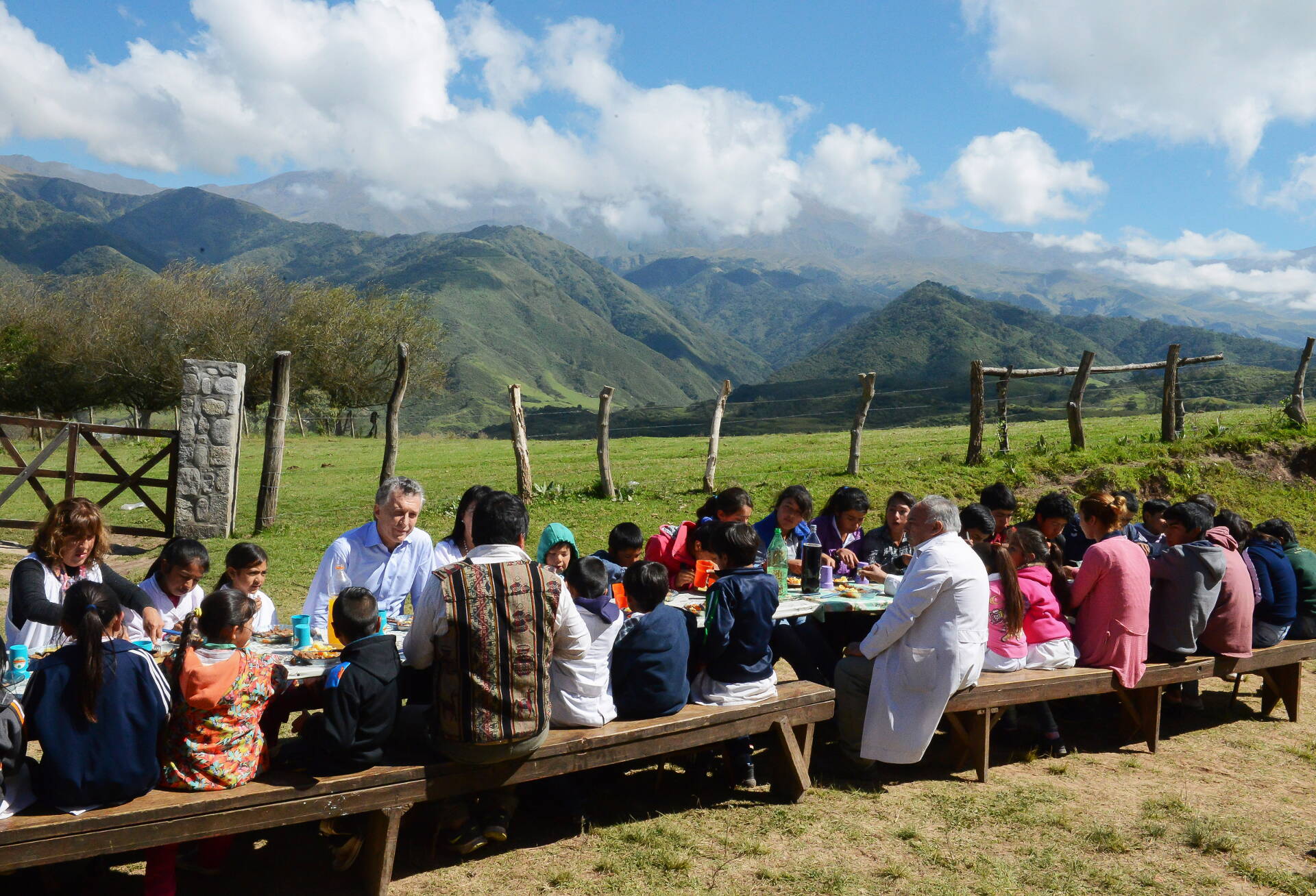Macri visitó una escuela de montaña en Tucumán
