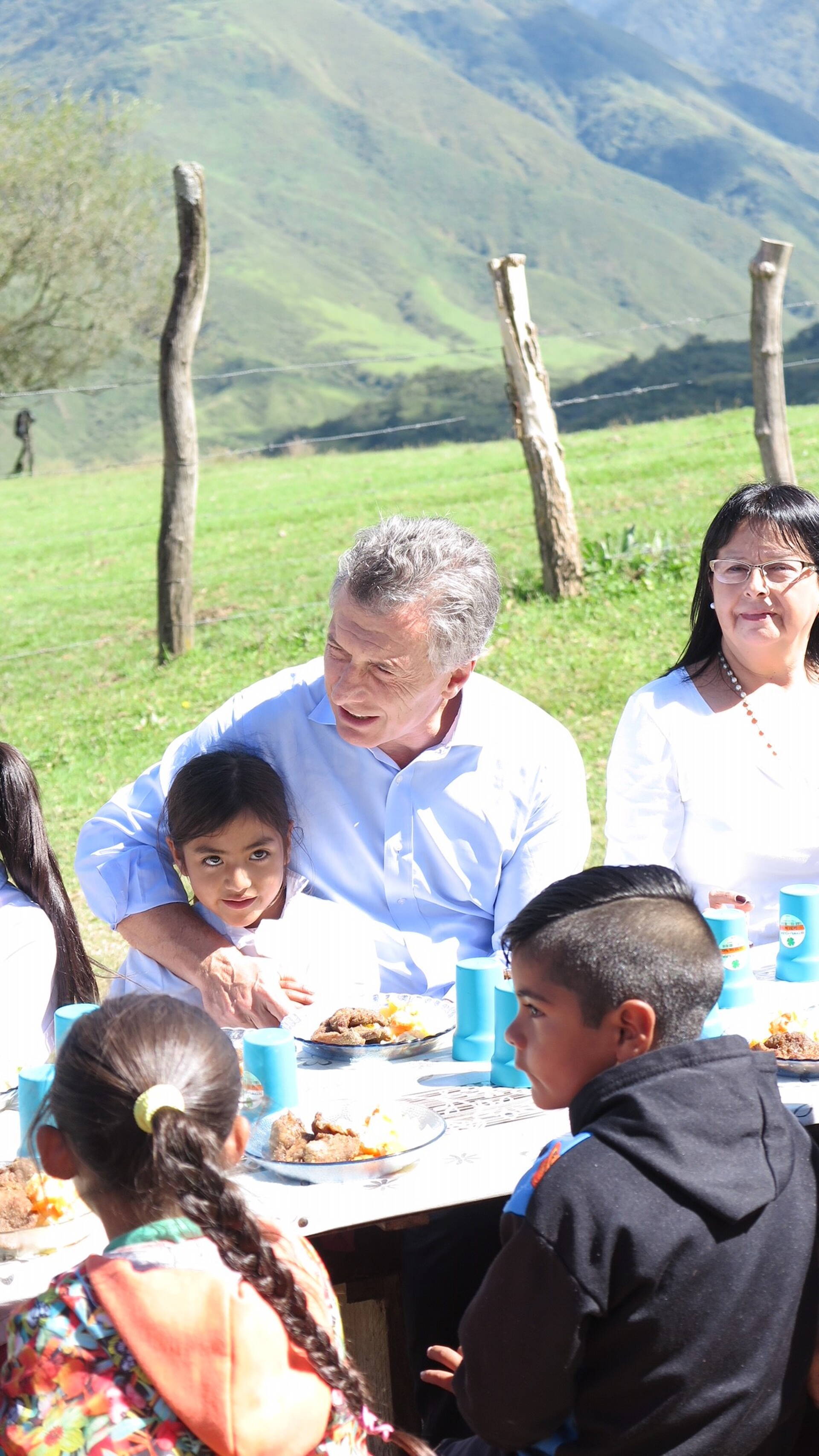 Macri visitó una escuela de montaña en Tucumán