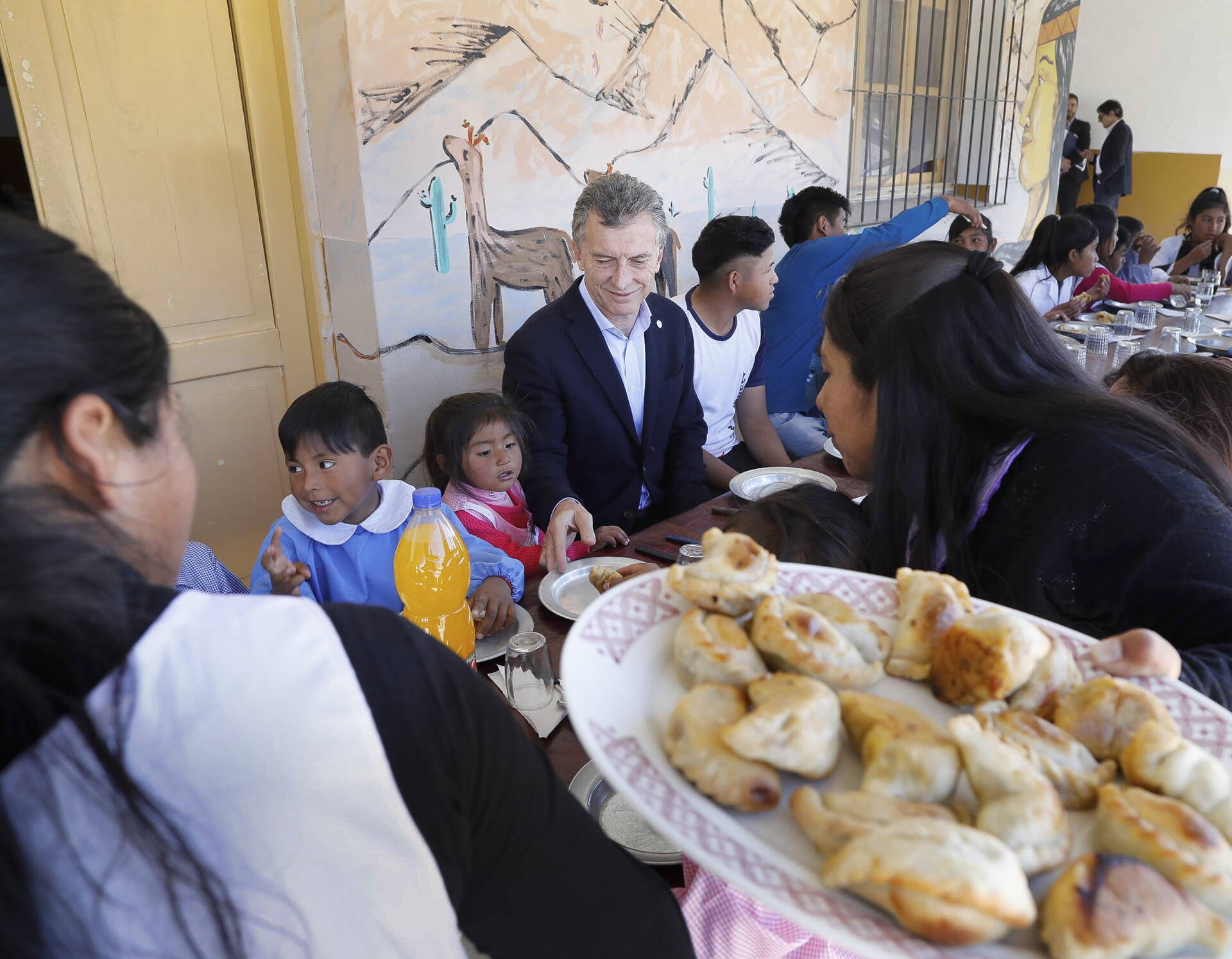 El Presidente visitó una escuela de Cachi y saludó a vecinos