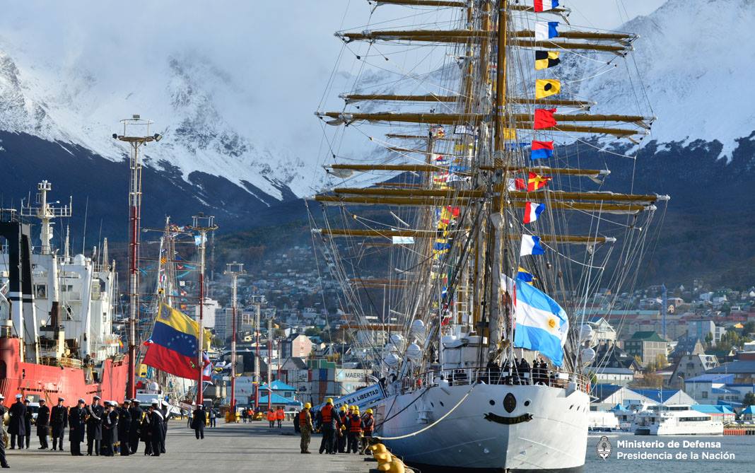 La fragata Libertad, rumbo a Chile en el marco del encuentro Velas Latinoamérica
