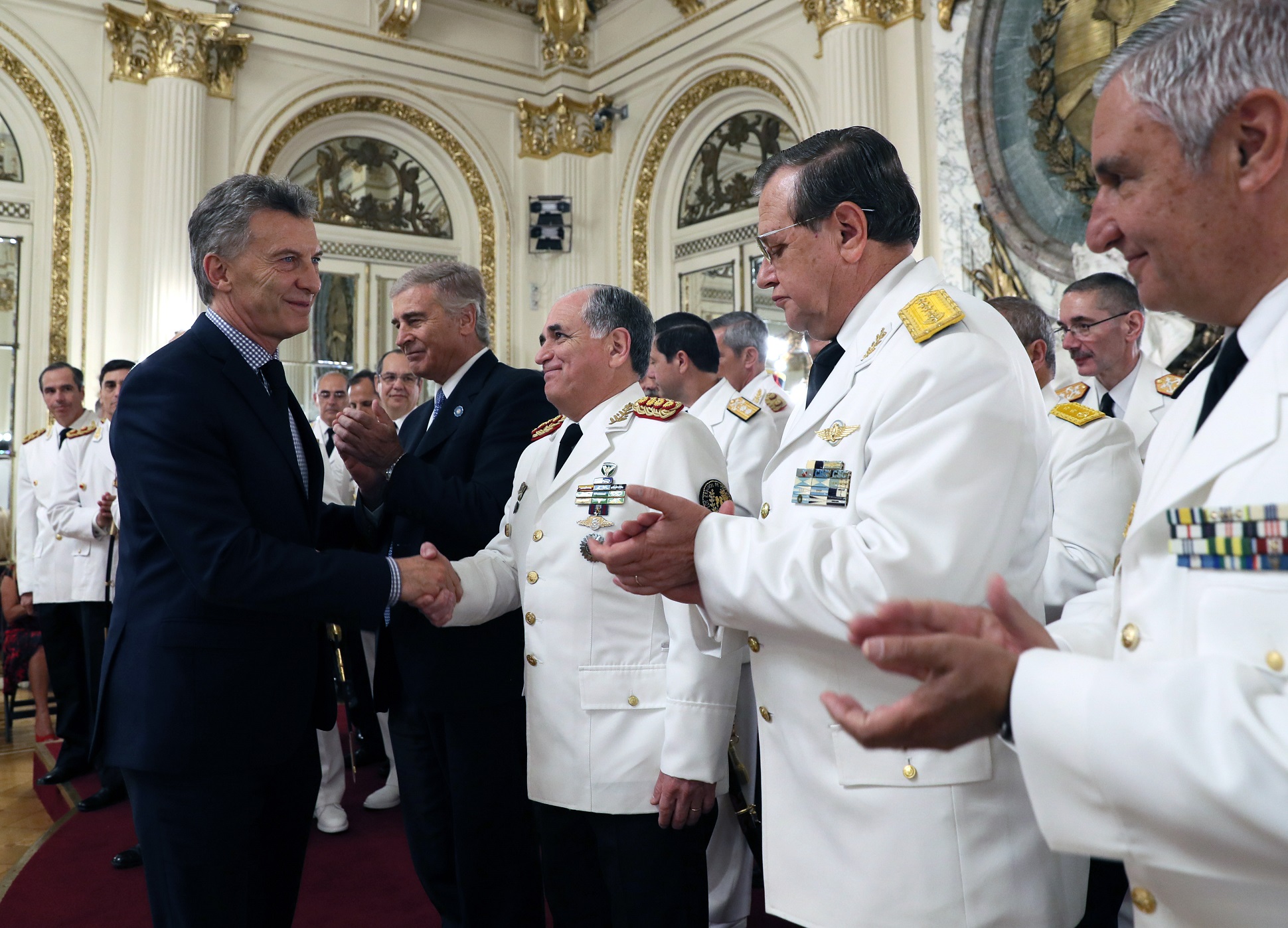 El Presidente encabezó el acto de entrega de atributos a oficiales de las Fuerzas Armadas ascendidos