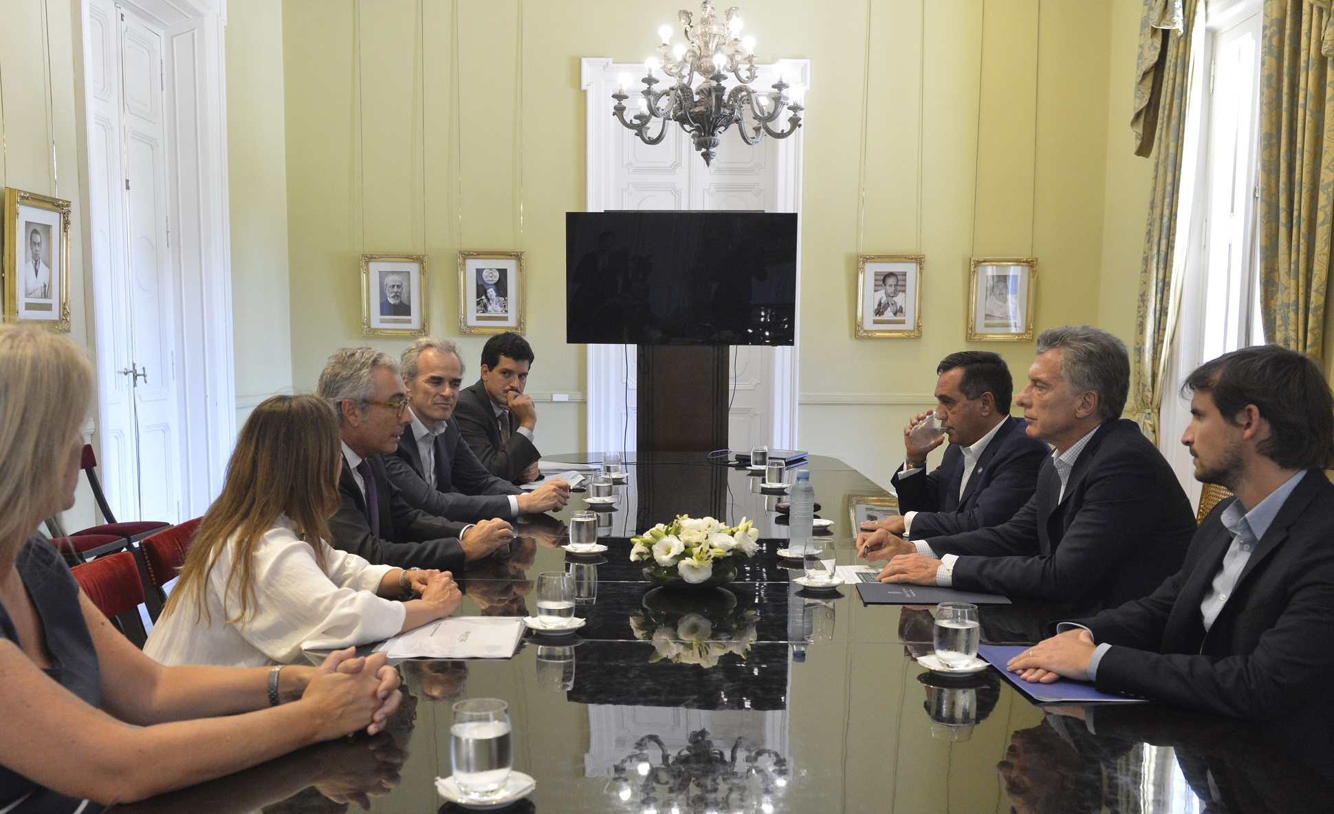 Macri recibió a miembros de Argentinos por la Educación