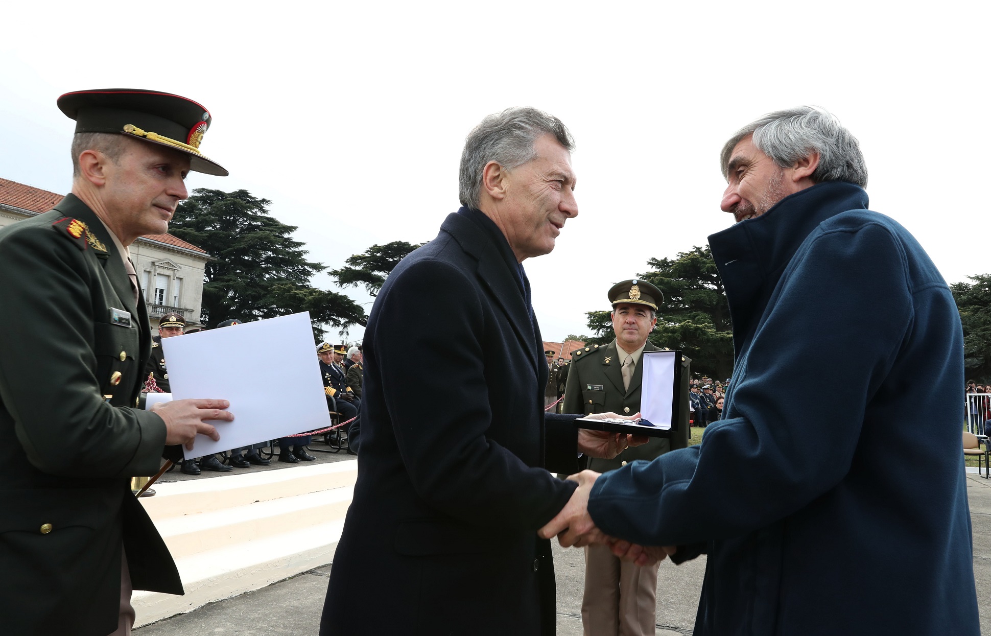 Macri entregó una distinción a Julio Aro, veterano de la Guerra de Malvinas y candidato al Nobel de la Paz