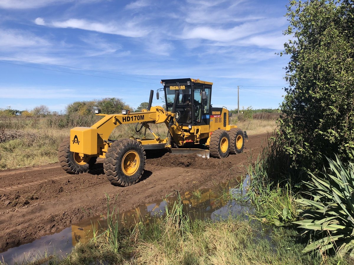 El Gobierno entregó una motoniveladora para reparar caminos rurales de Chacabuco