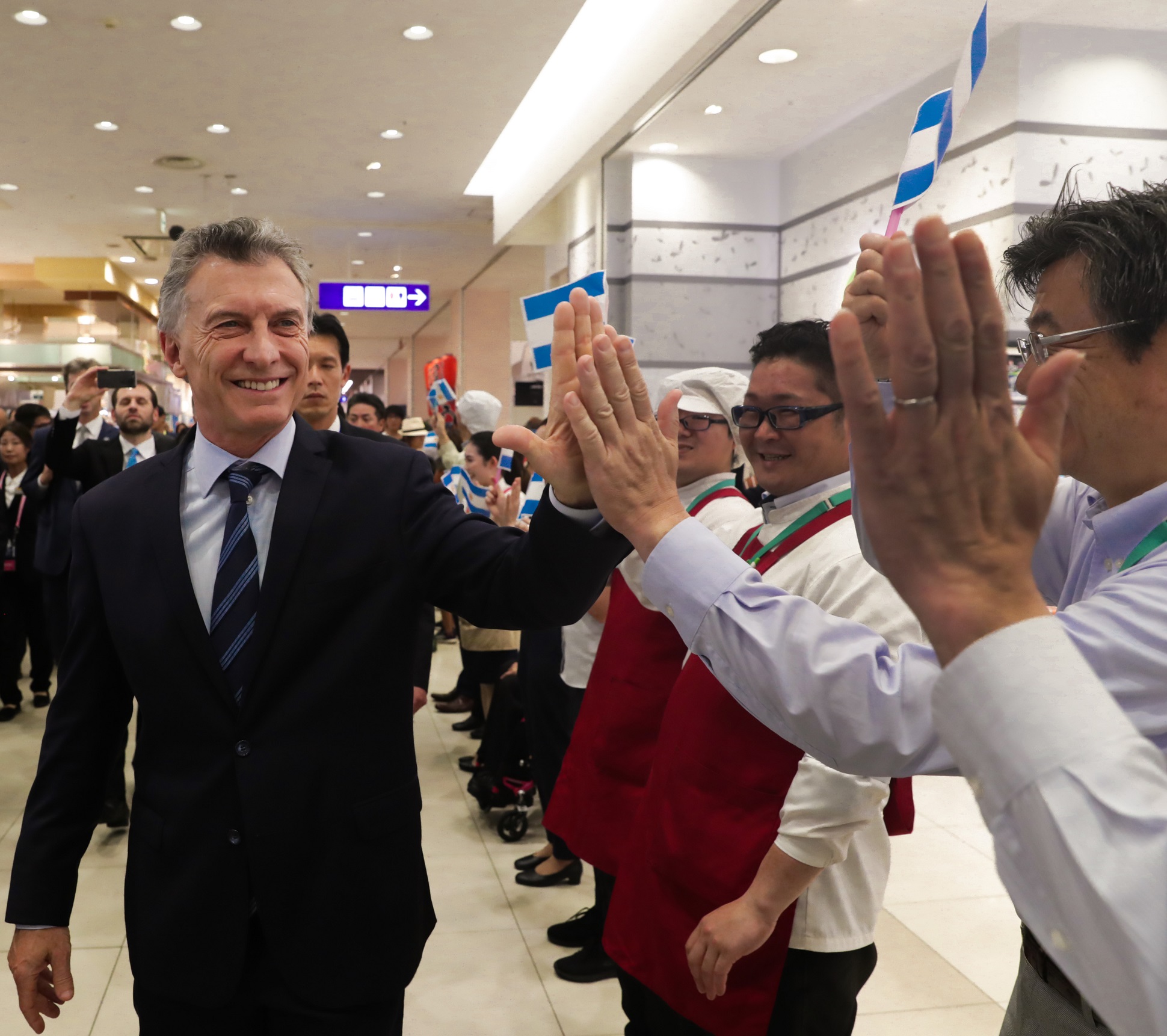 Macri visitó una popular cadena de supermercados de Japón que comenzó a vender carne argentina