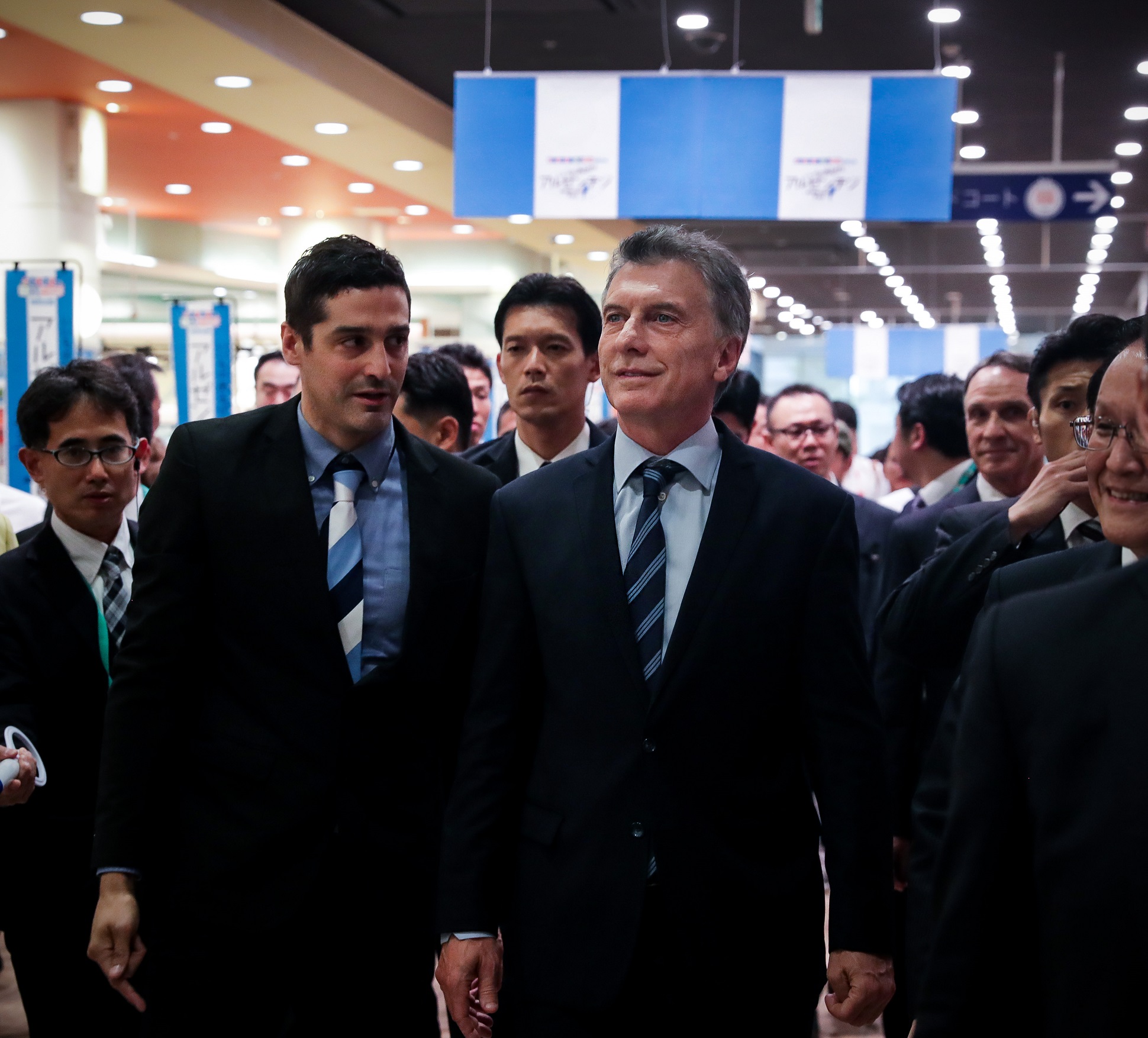 Macri visitó una popular cadena de supermercados de Japón que comenzó a vender carne argentina