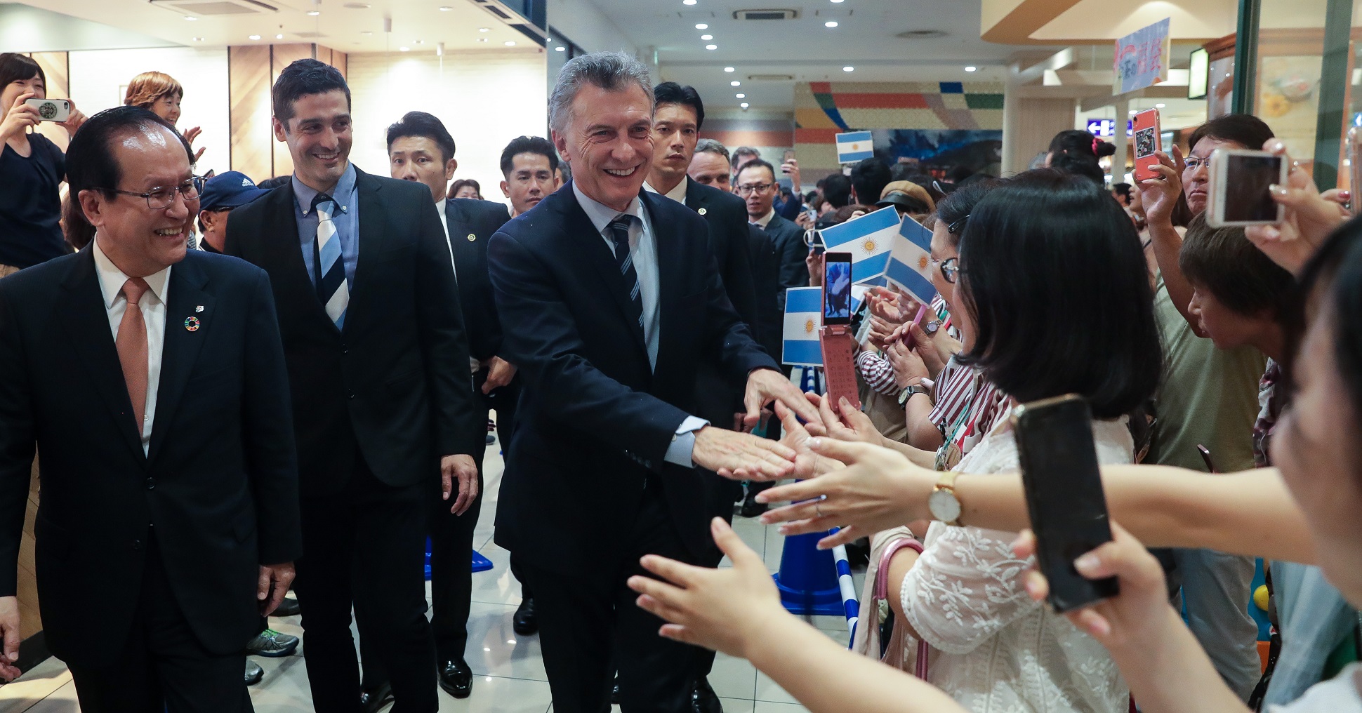 Macri visitó una popular cadena de supermercados de Japón que comenzó a vender carne argentina