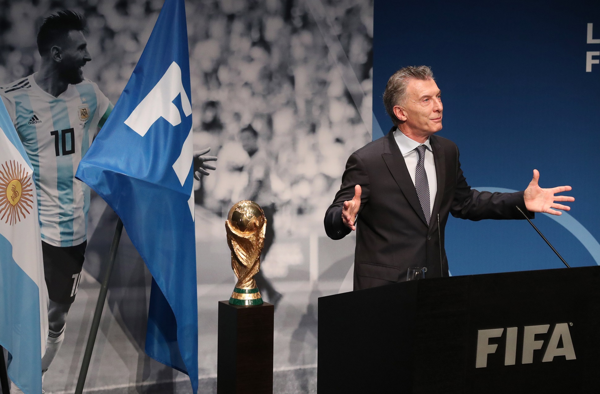 El presidente Macri fue distinguido en la FIFA por sus aportes al fútbol mundial