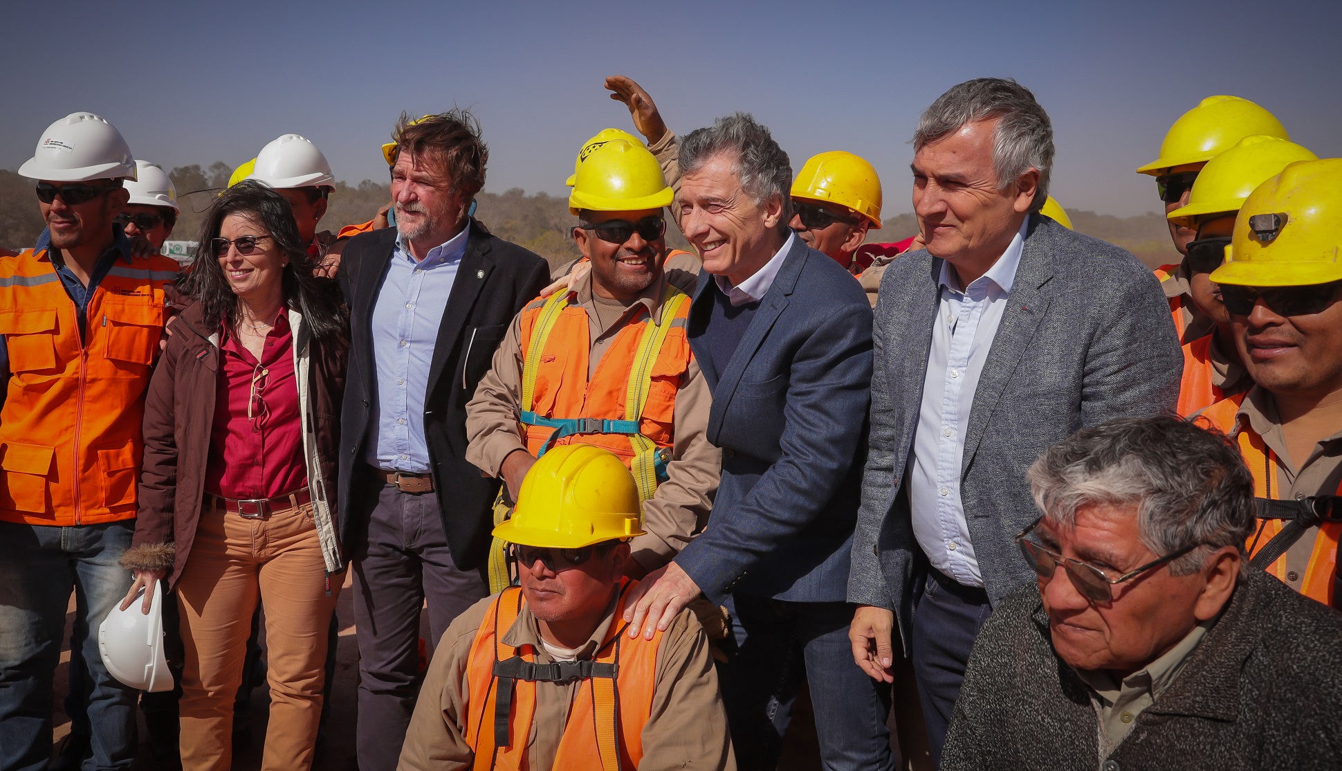 El Presidente saludó a trabajadores que construyen una autopista en la Ruta 34