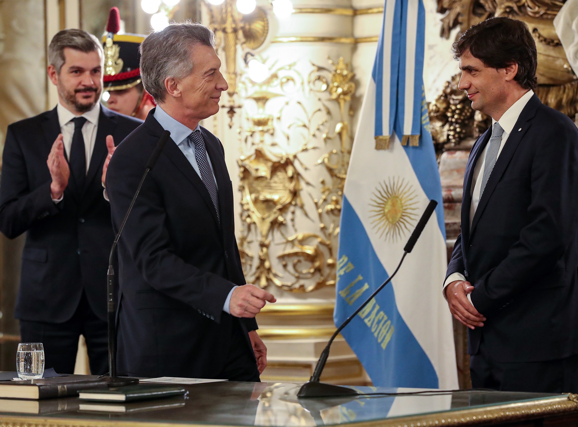 El presidente Macri tomó juramento al nuevo ministro de Hacienda, Hernán Lacunza  