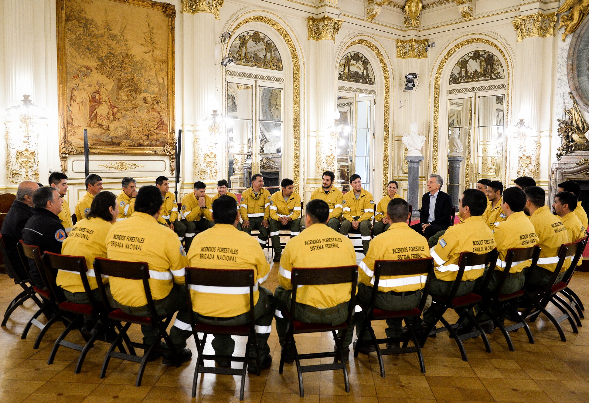 Macri recibió a brigadistas que están preparados para combatir el fuego en la Amazonia