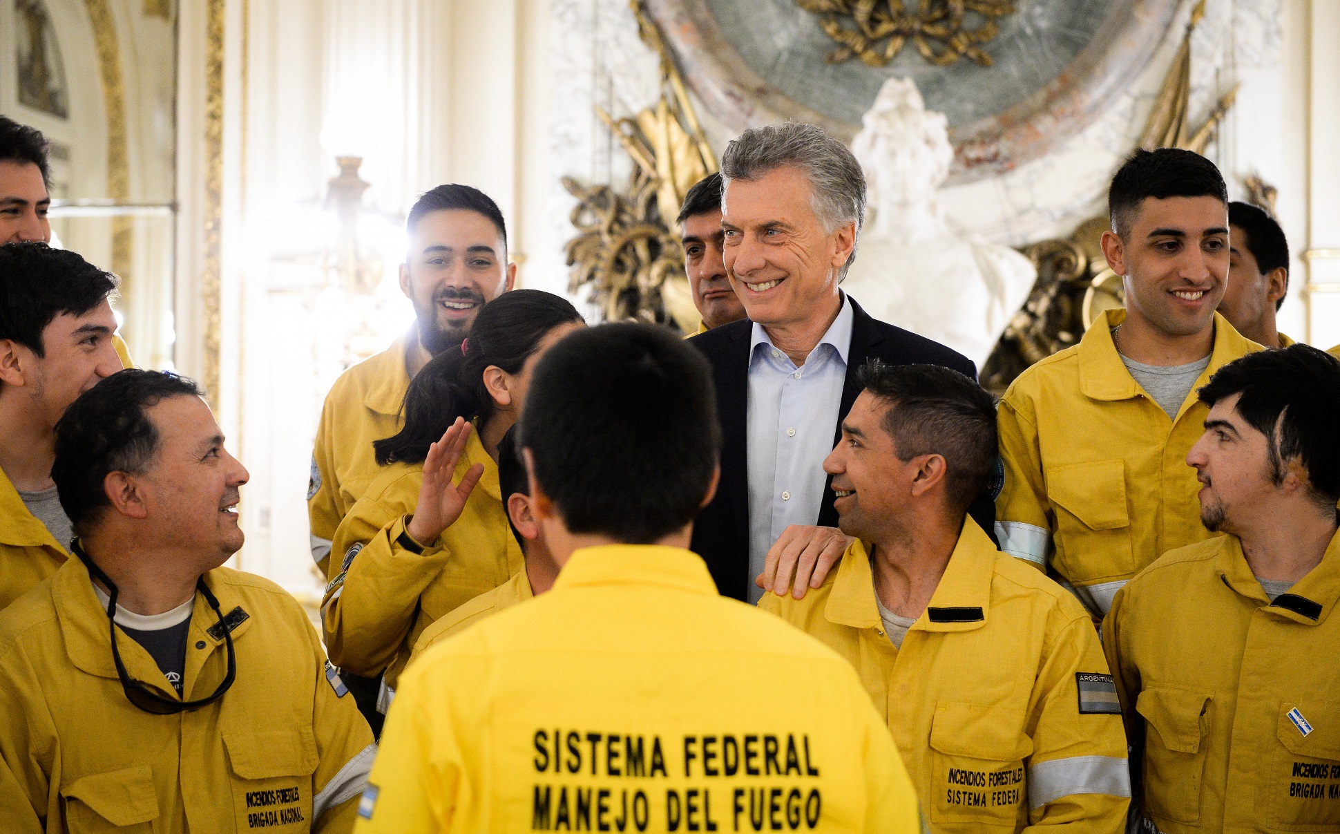 Macri recibió a brigadistas que están preparados para combatir el fuego en la Amazonia