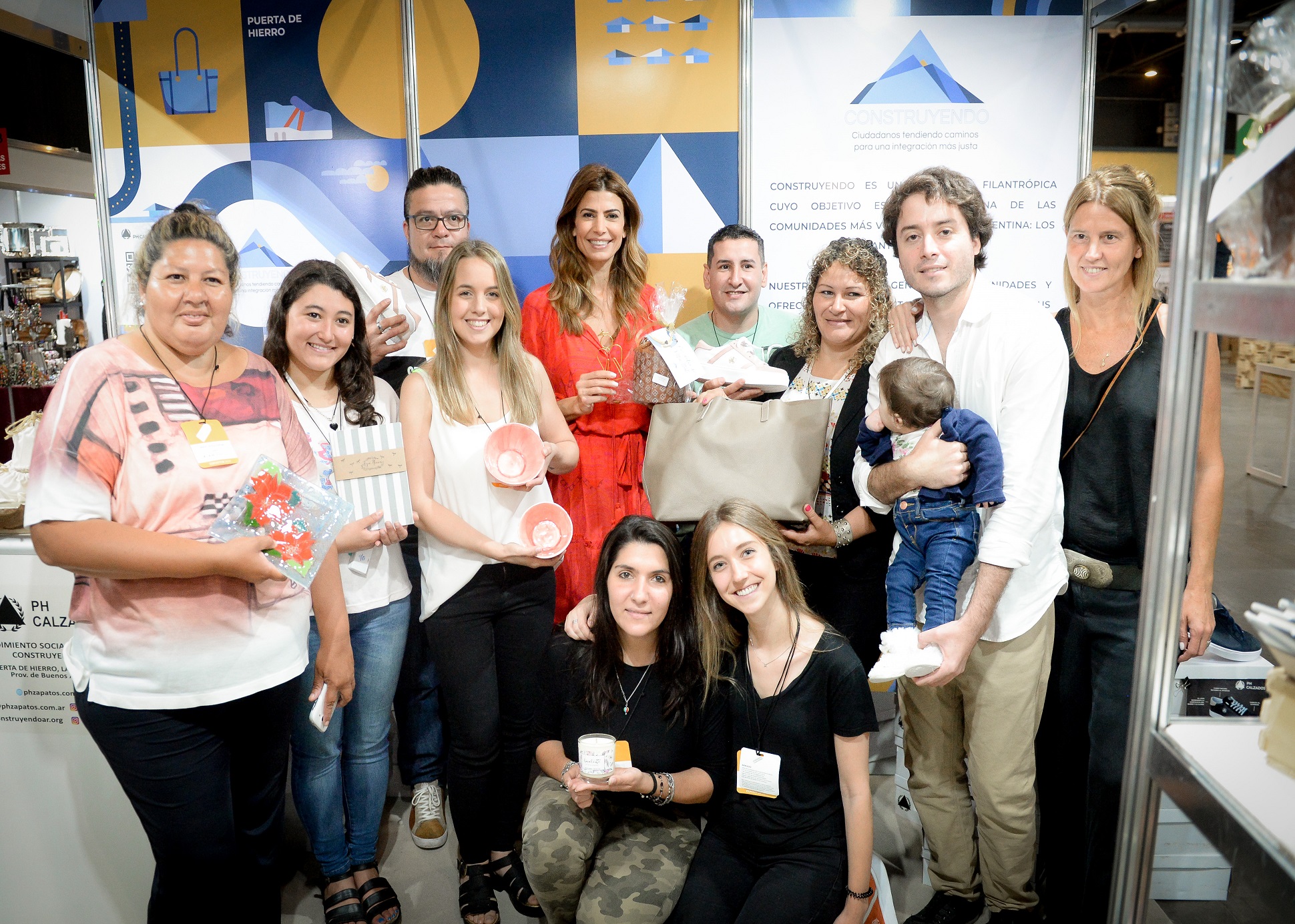 Juliana Awada visitó el stand de Construyendo en la Feria de las Naciones