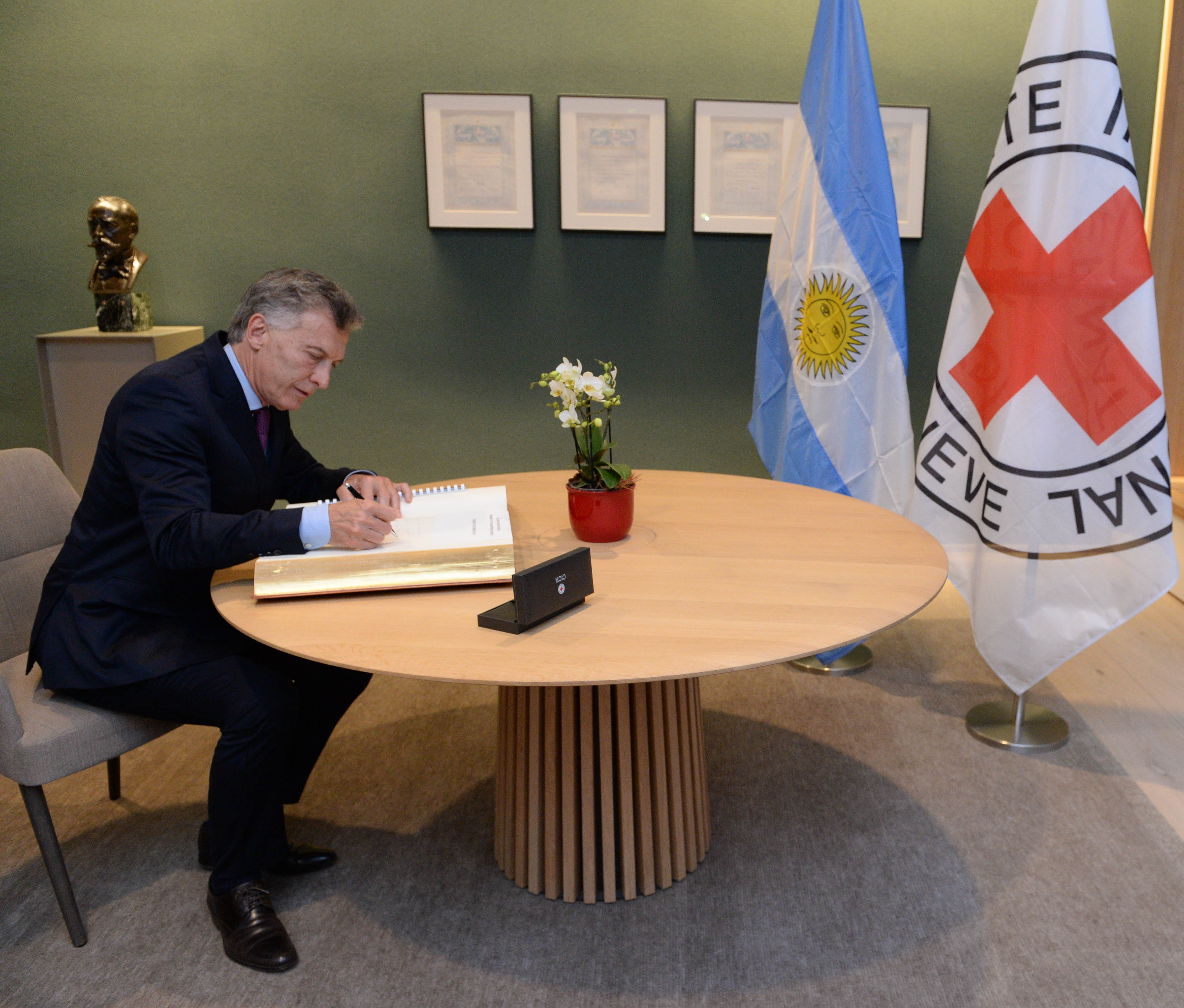 Macri se reunió en Suiza con autoridades de la Cruz Roja y de la OMC