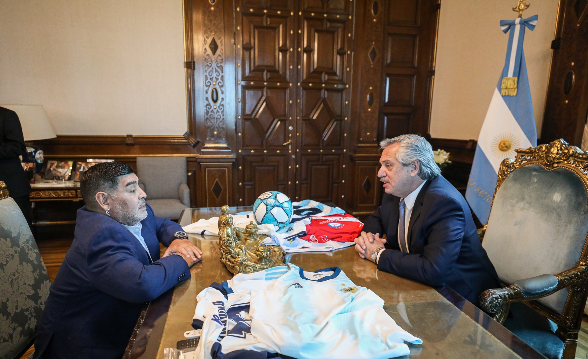 Fernández welcomes Diego Maradona to the Casa Rosada