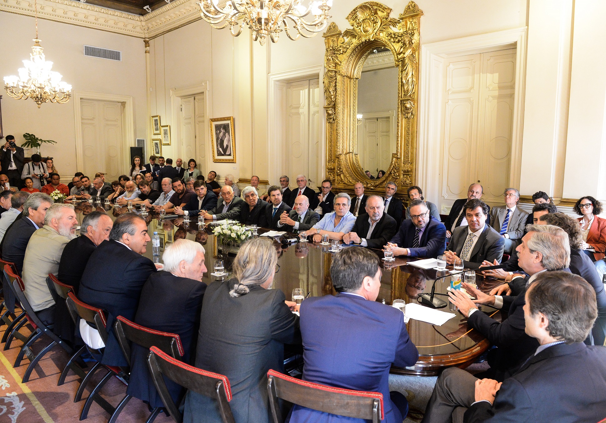 El Presidente firmó el Compromiso Argentino por el Desarrollo y la Solidaridad con organizaciones sindicales, sociales y empresariales