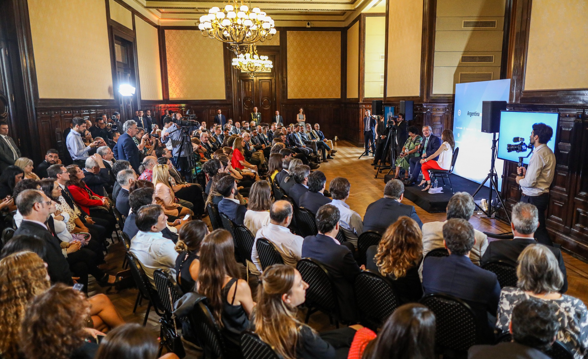 President Fernández and cabinet take part in mandatory training on gender and violence against women