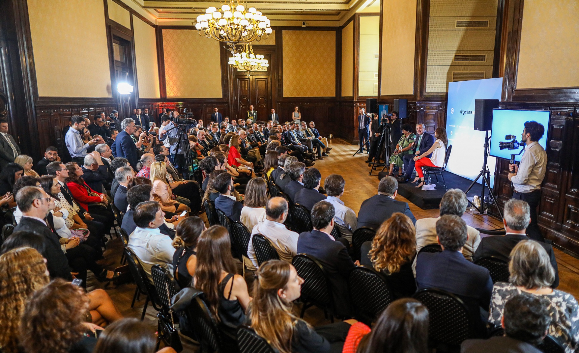 President Fernández and cabinet take part in mandatory training on gender and violence against women